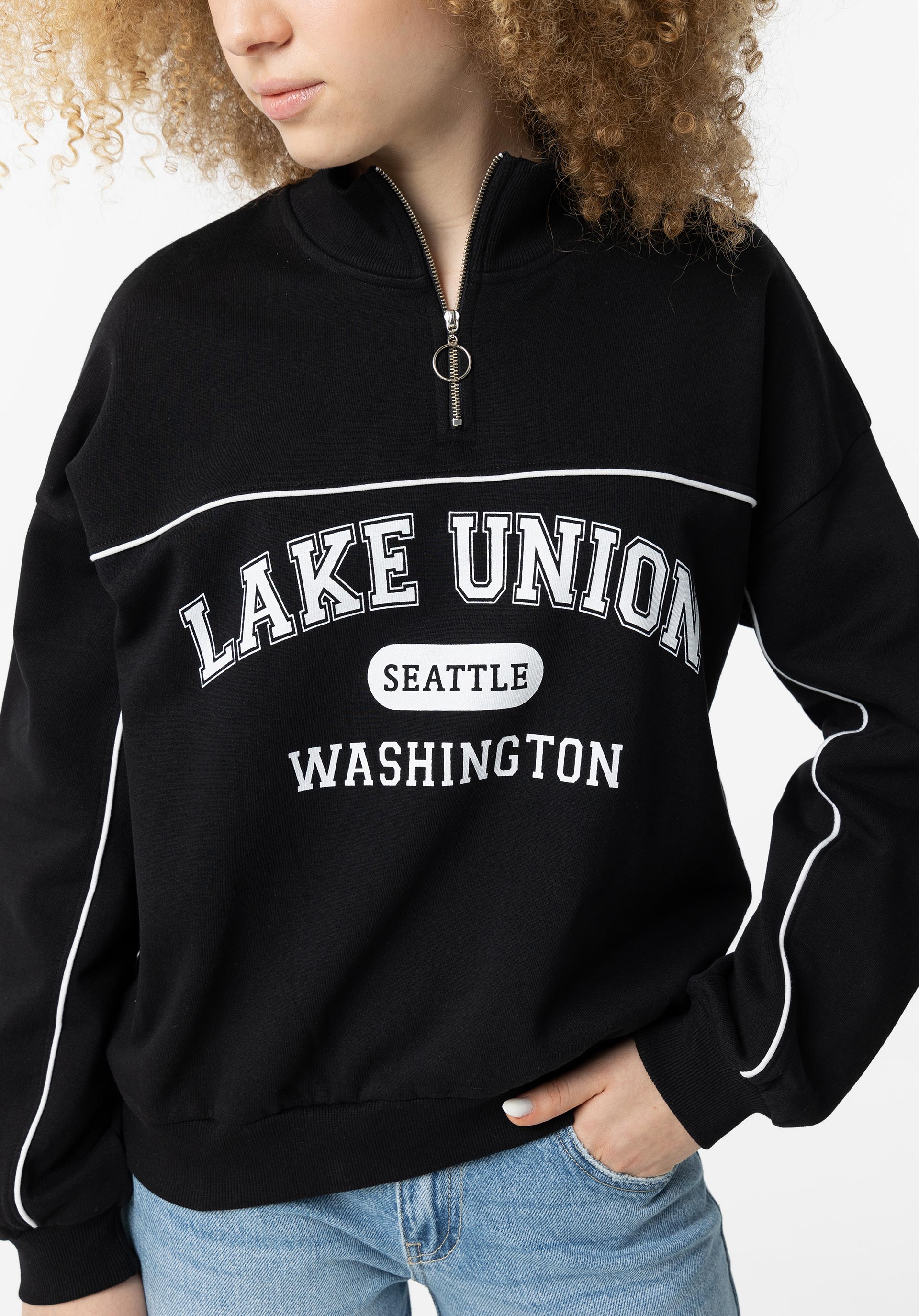 Sweatshirt com Estampado e Fecho