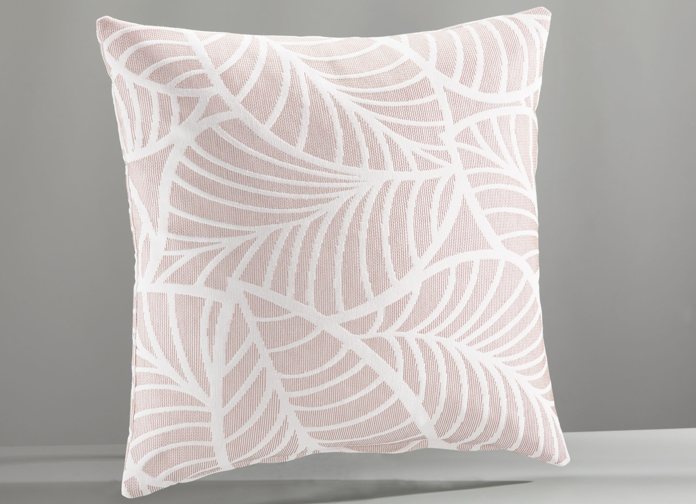 Tagesdecke und Kissenbezüge mit naturnahen Blättermotiven