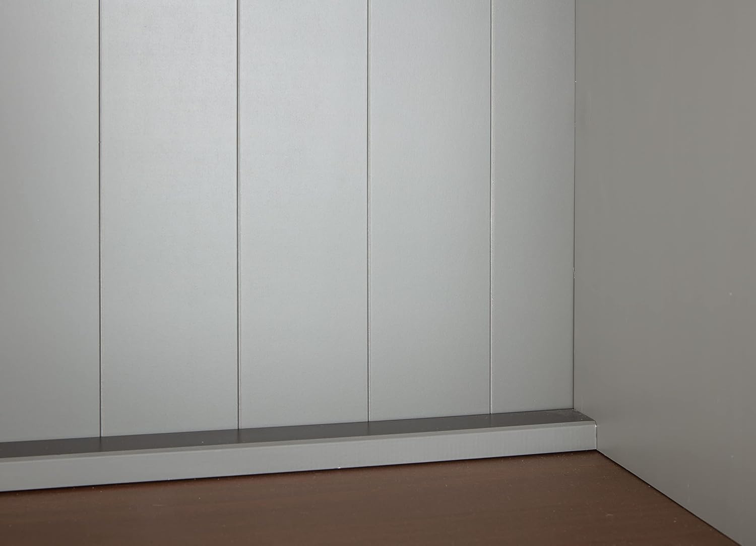 Inter Link – Vitrinenschrank – Buffet-Schrank – Esszimmerschrank – Geschirrschrank - Laudhausstil – Massivholz FSC – 4 Türen – 2 Schubladen – Luzerna 5.1 - Grau/Sepia