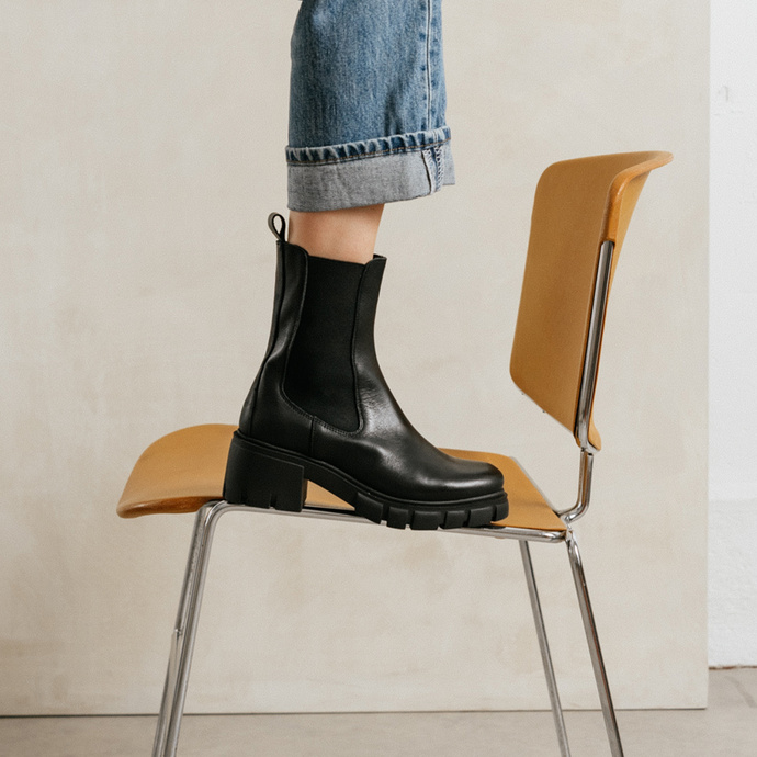 Bottines à talons et semelles crantées  en cuir noir