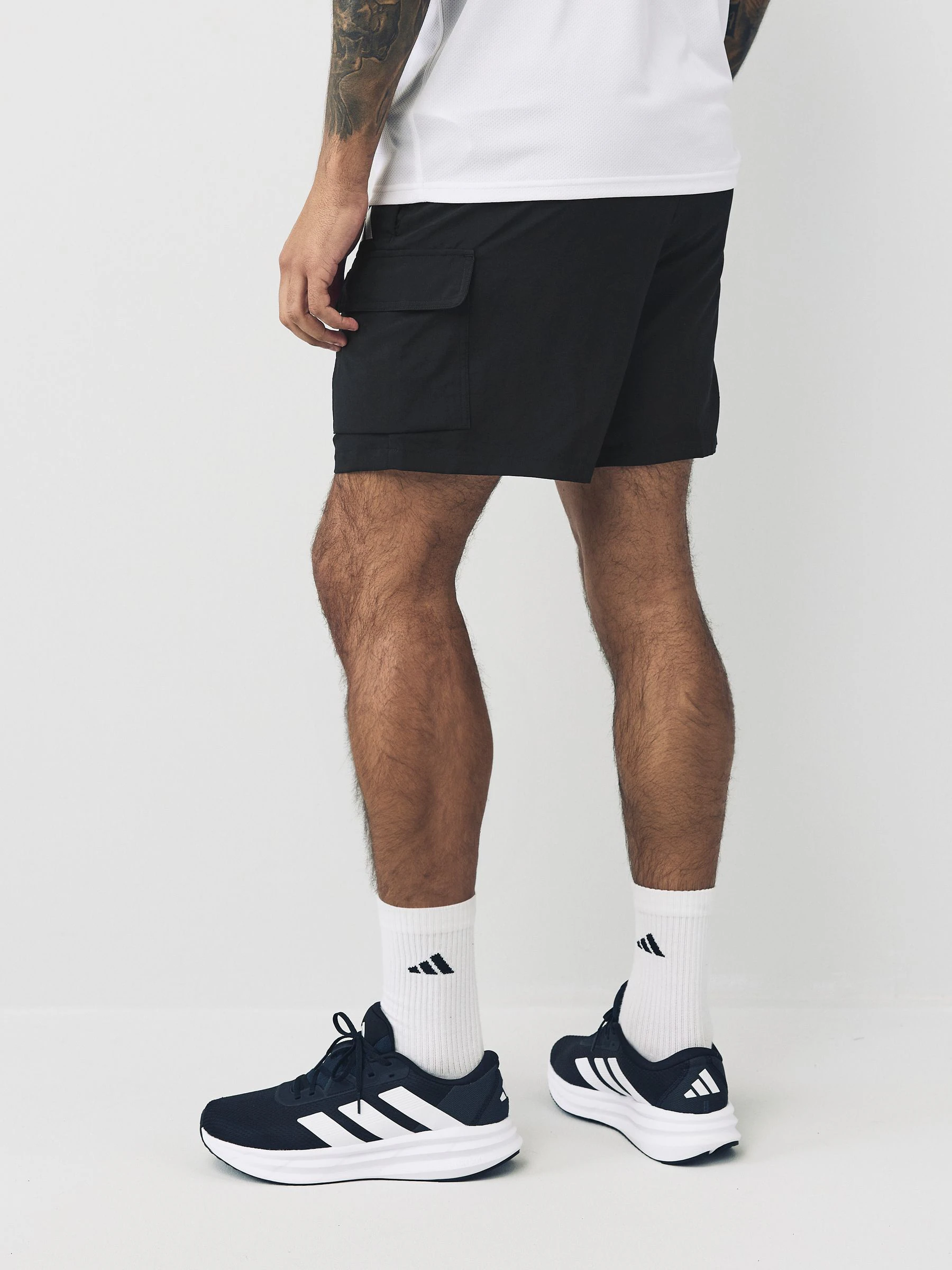 Zwart - adidas Small Essentials Logo Cargo Chelsea Shorts
