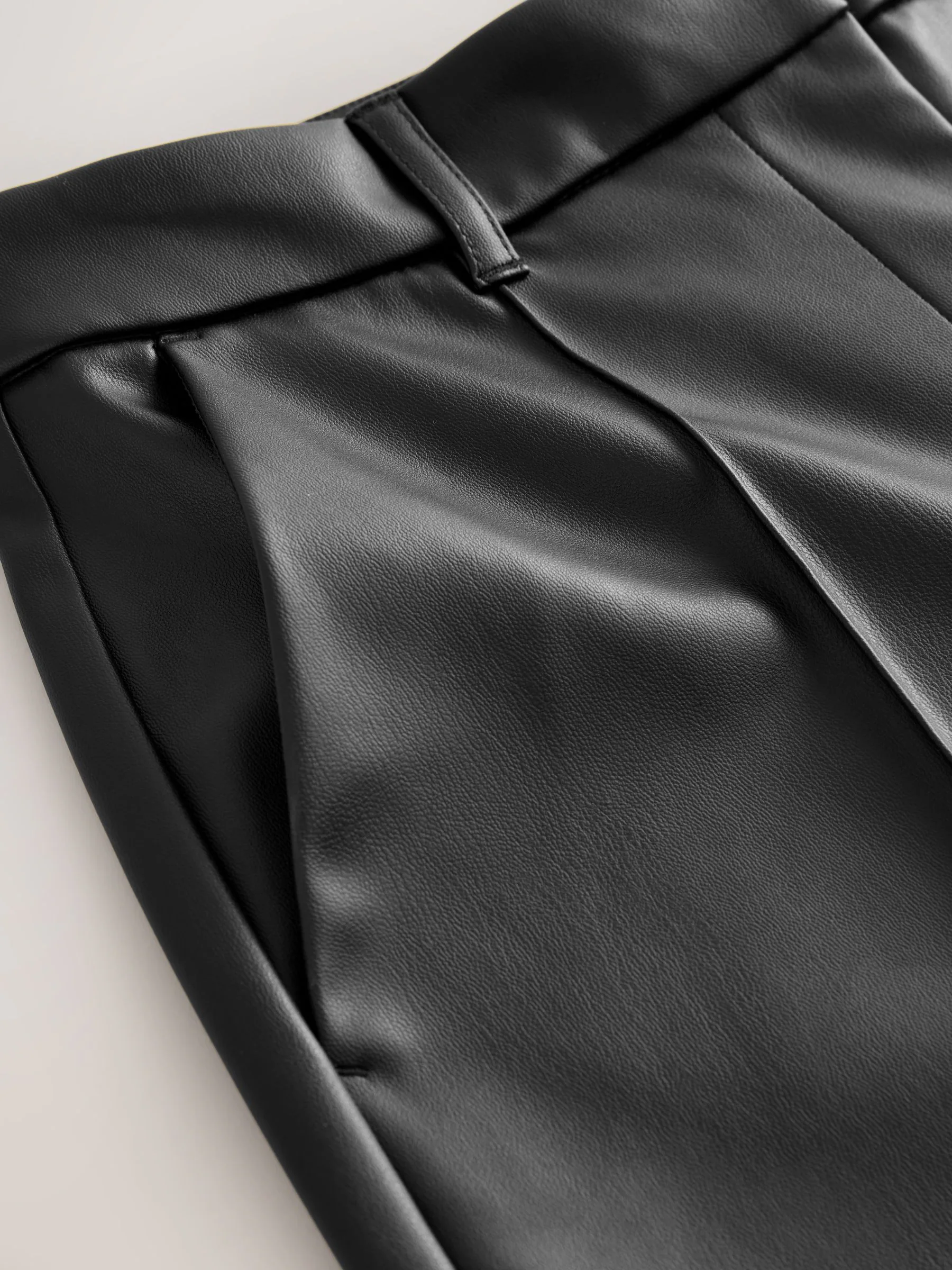 Zwart - Broek met rechte pijpen van imitatieleer