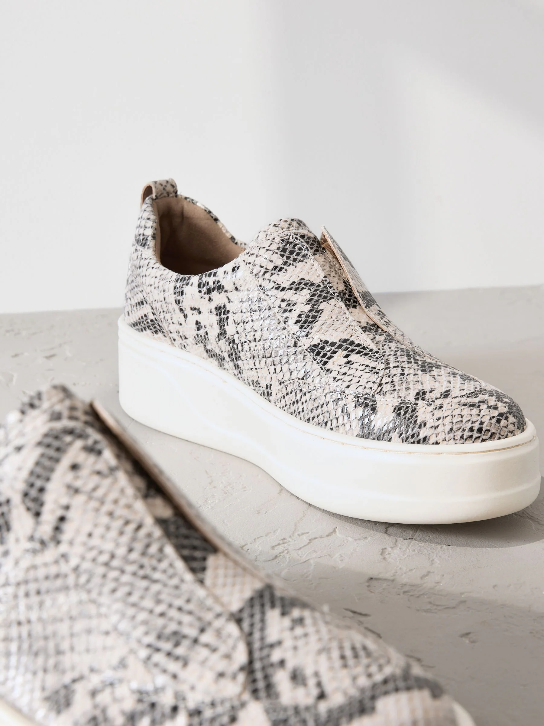 Slangenprint - Signature leren sneakers met dikke plateauzolen en sleehak