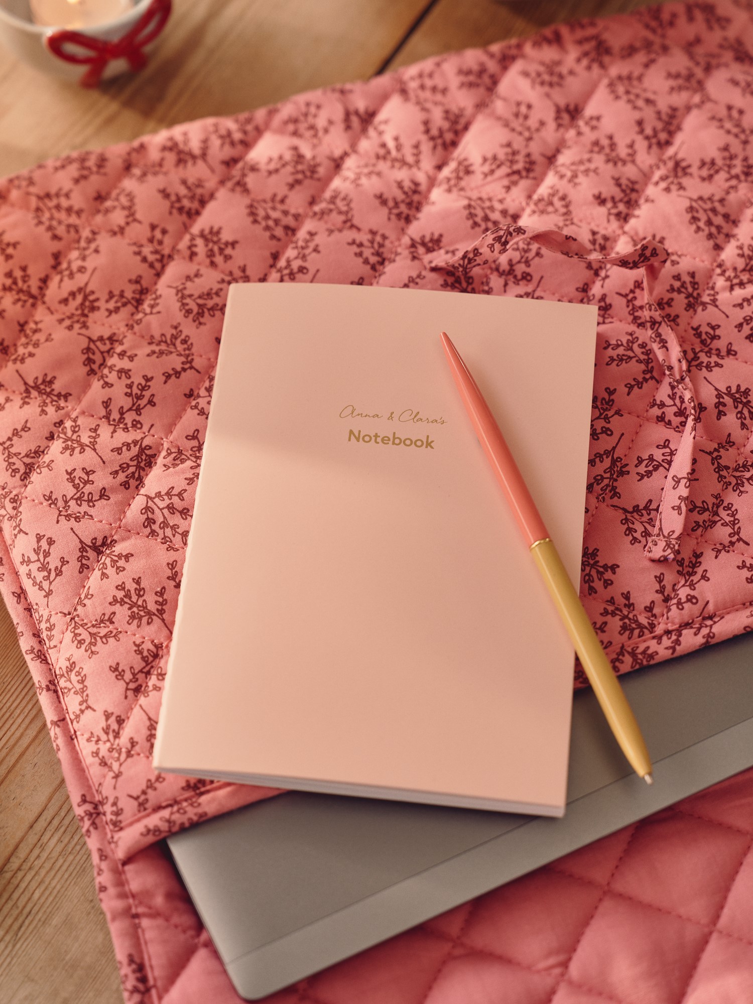Notesbog med linjeret papir 12,7 x 17,8 | Papir. 12,7 x 17,8 cm. Softcover. 64 sider. | Peach, Gold
