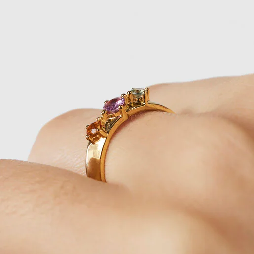 Anel deslumbrante com banho de ouro 18k sobre prata e safiras multicoloridas.