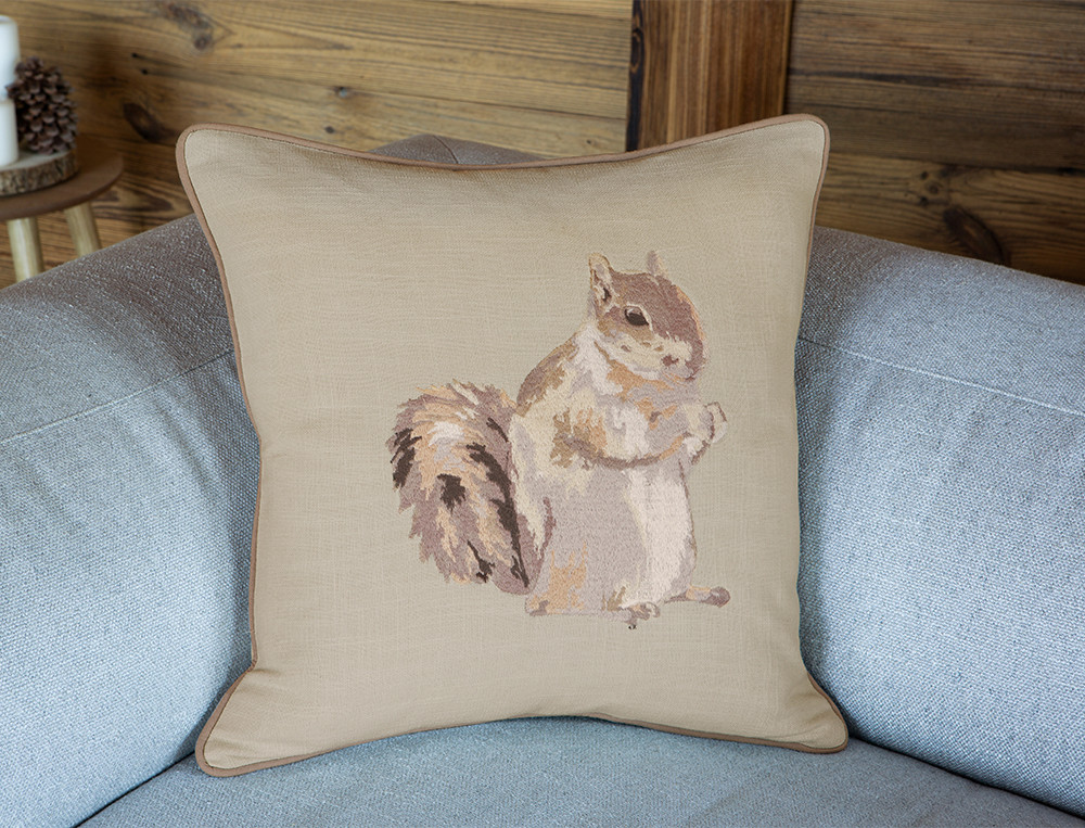 Coussin brodé écureuil-Au sommet