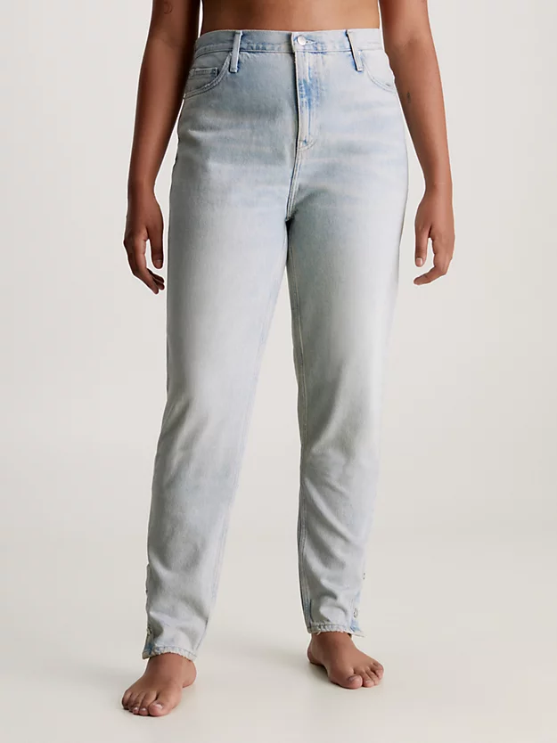 Calça jeans mom com barra de botão