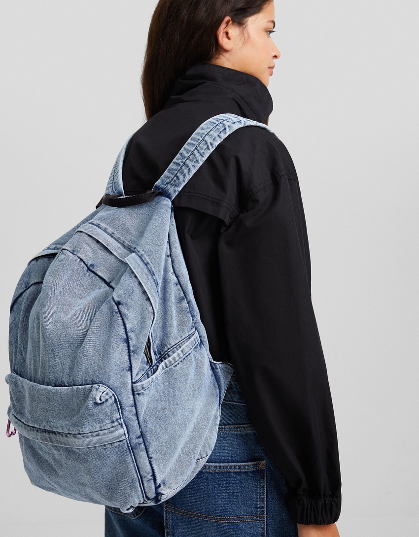 Mochila jeans com pingente de coração