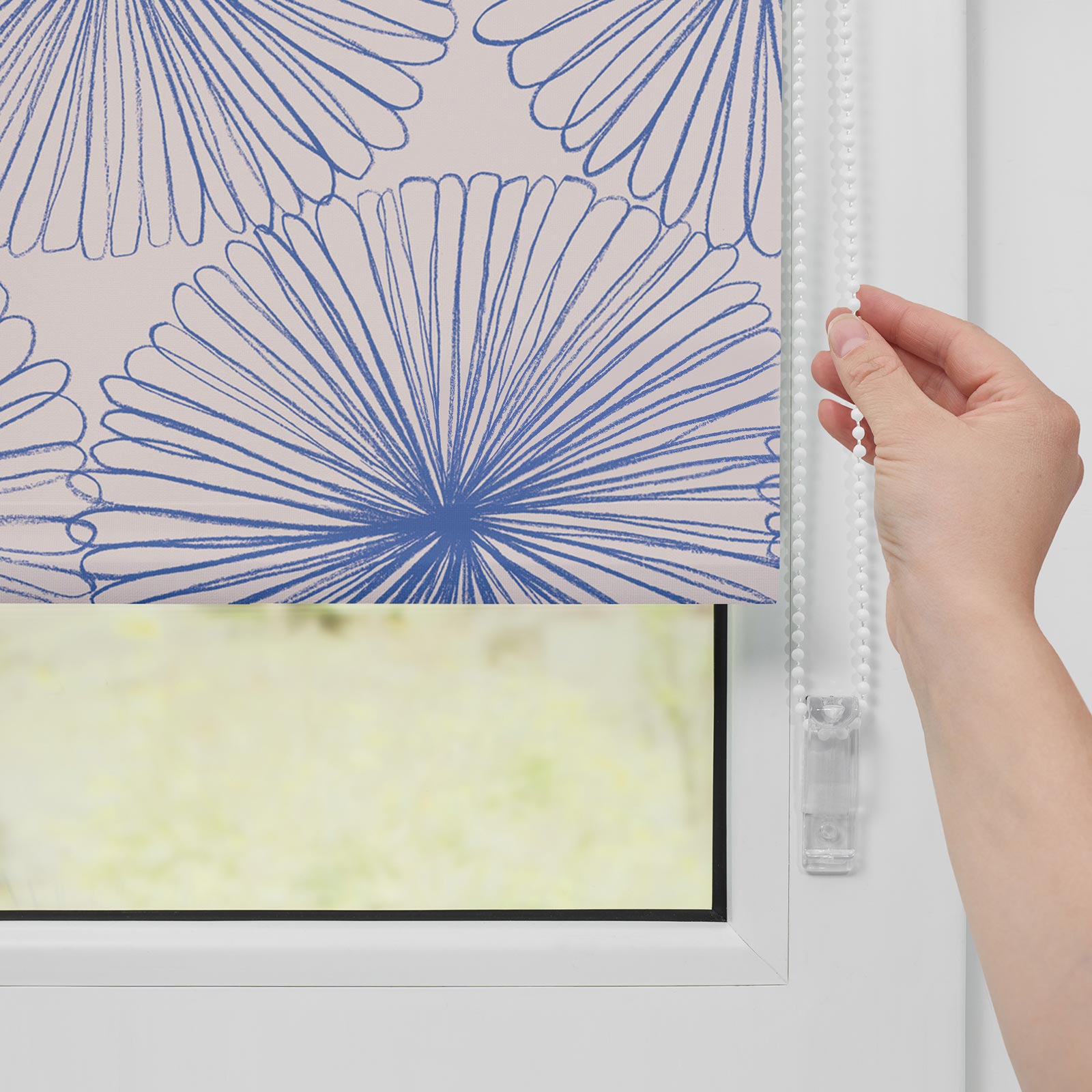 LICHTBLICK Verdunklungsrollo FLOWER WHEEL - blau-weiß - 45x150 cm