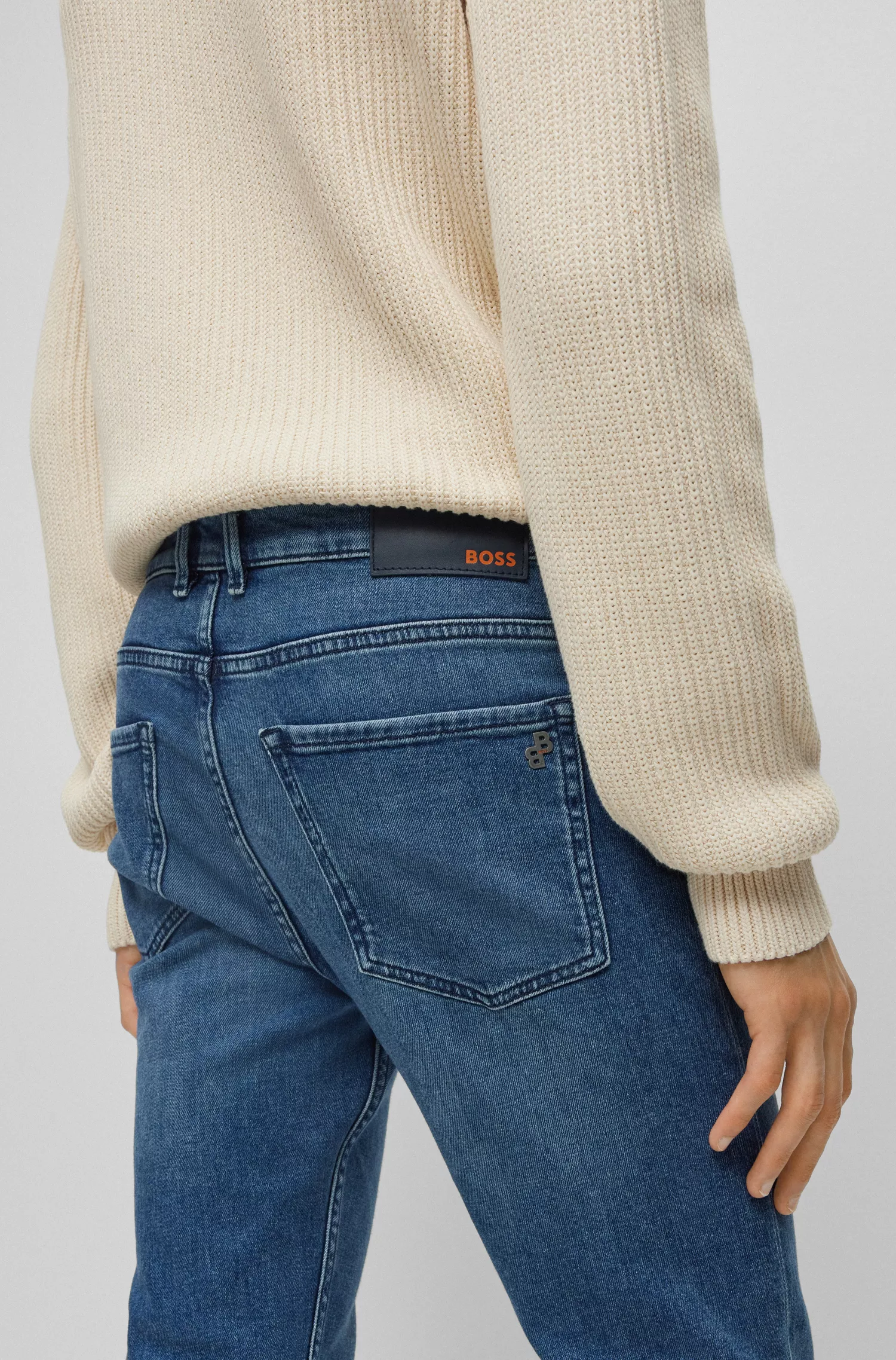 Calça jeans BOSS laranja, corte slim, em denim confortável e elástico na cor azul médio.