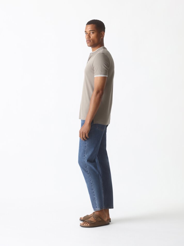 Camisa polo com gola mandarim bordada - Marrom claro