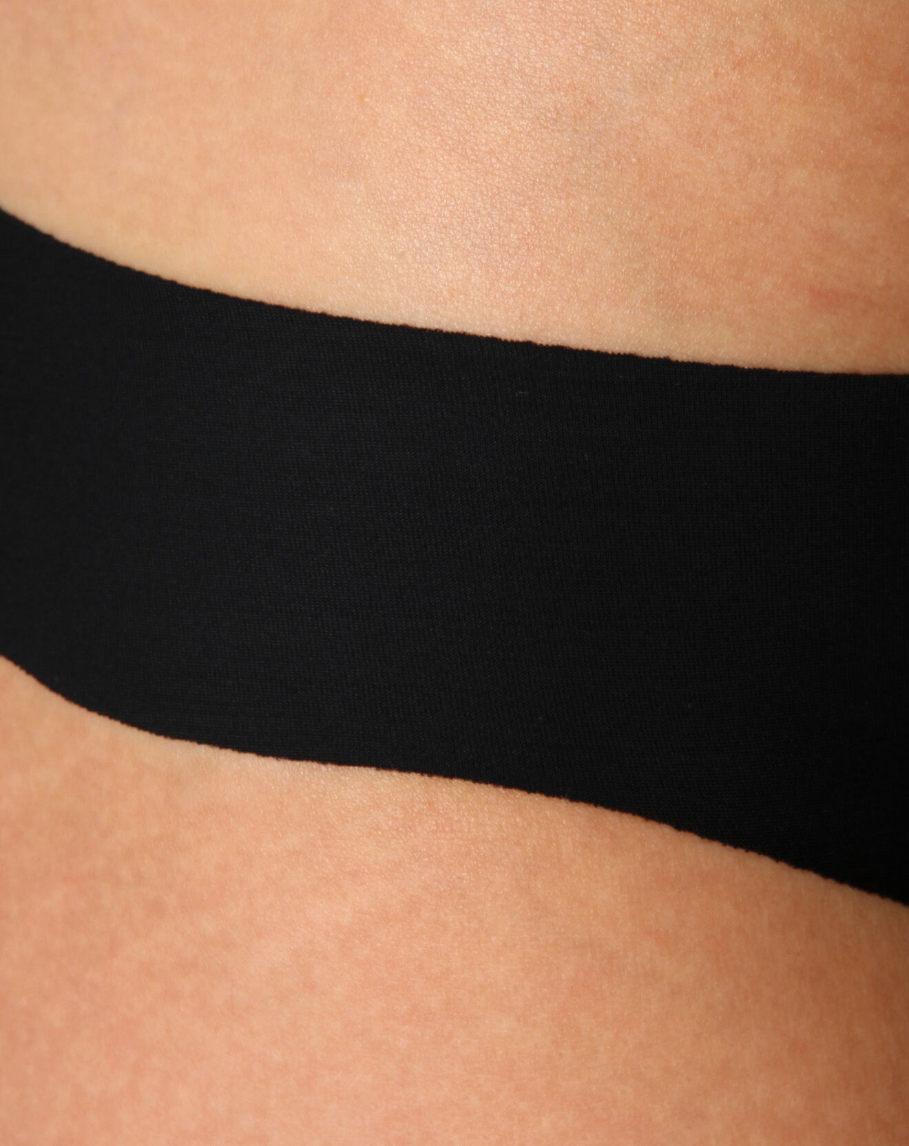 Liz Tanga découpe laser Tatoo noir