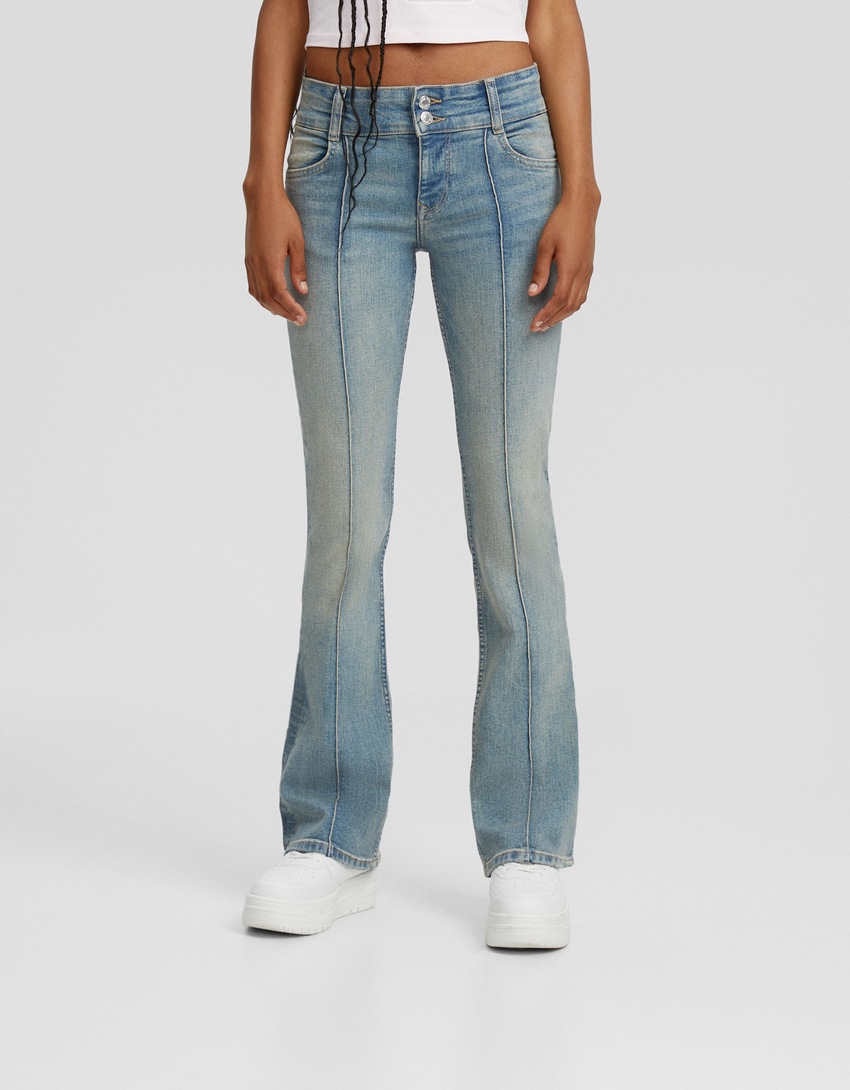 calça jeans bootcut de cintura baixa