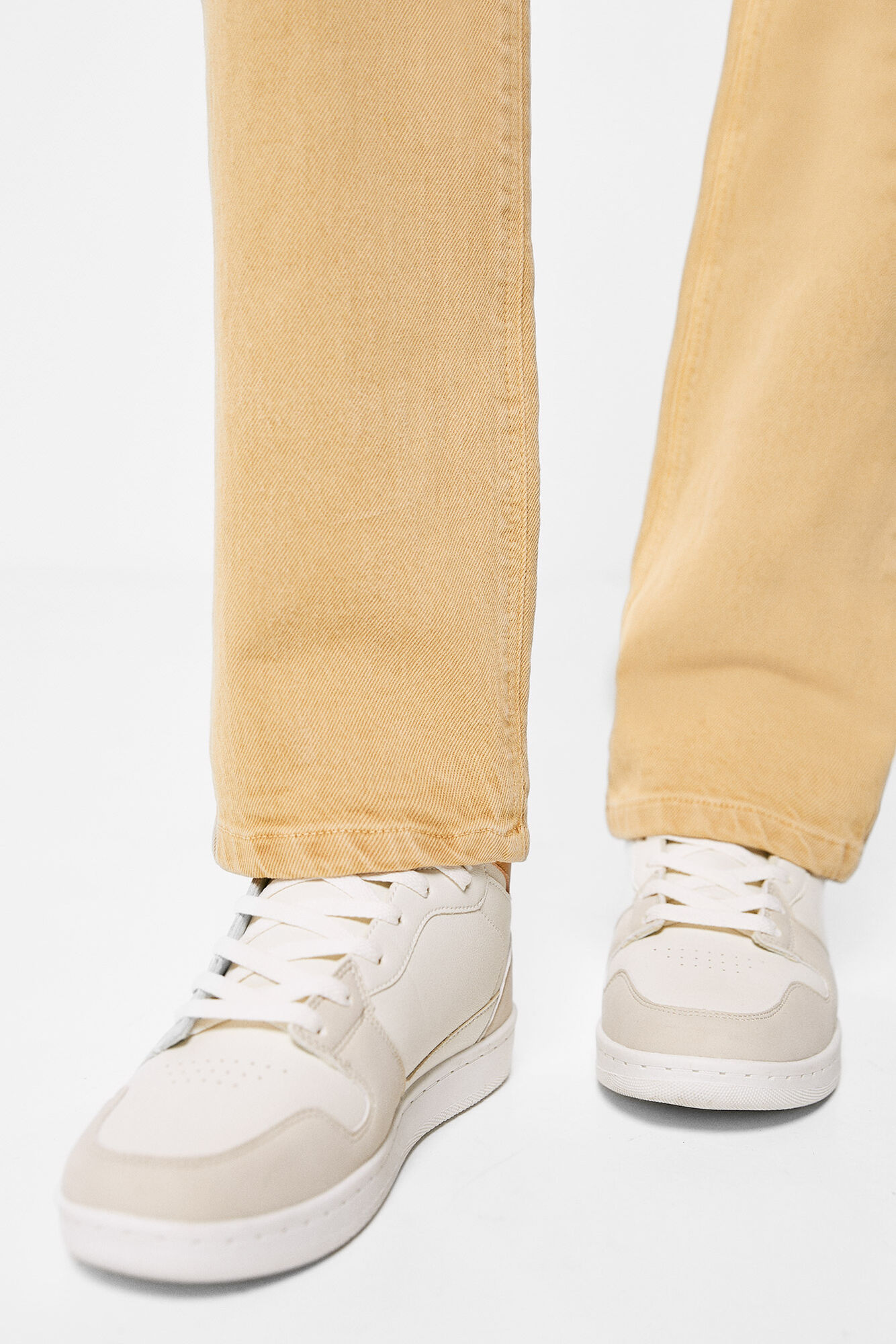 Calça jeans reta com lavagem sustentável