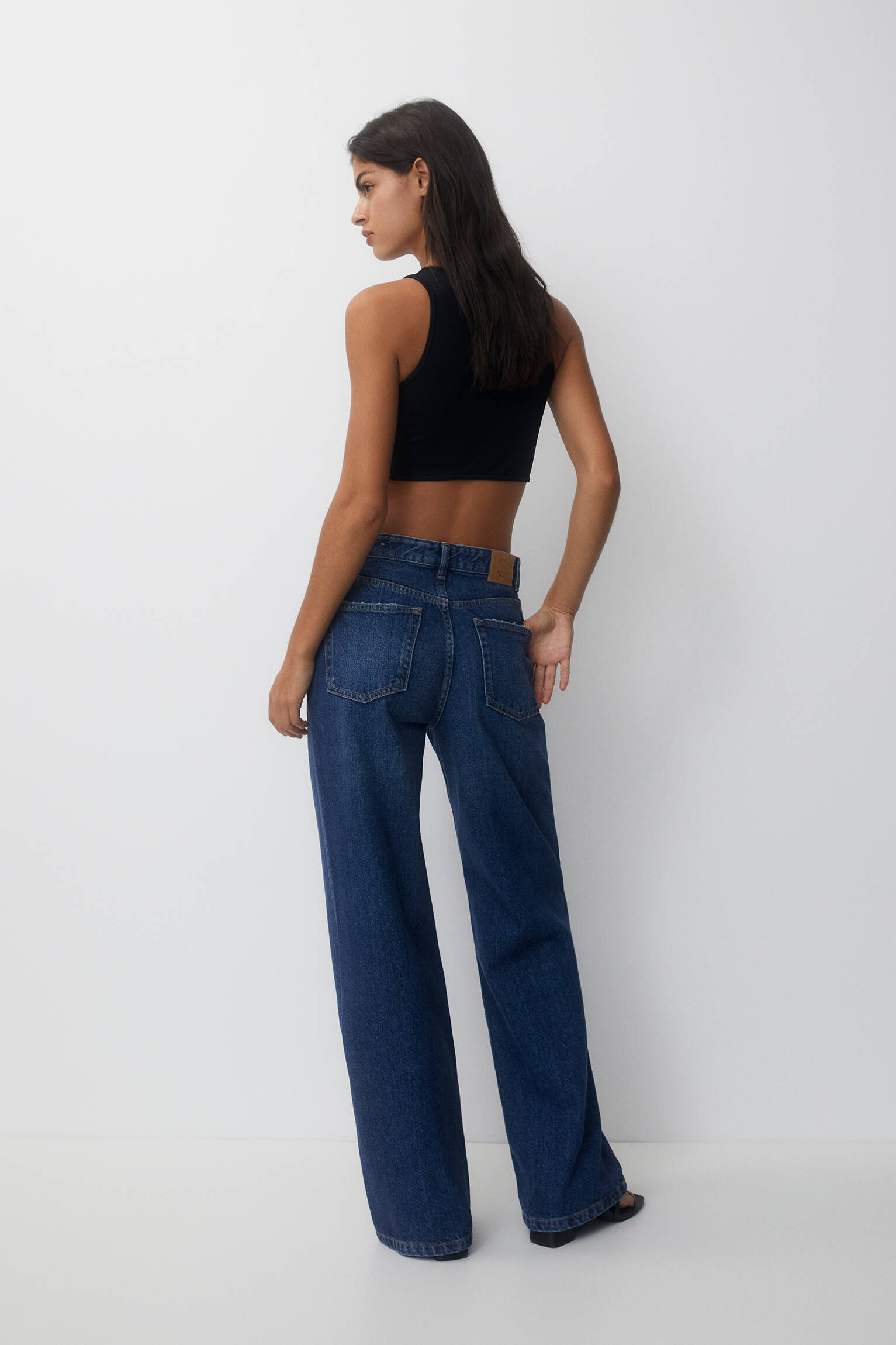Top cropped de cintura baixa com strass - Preto