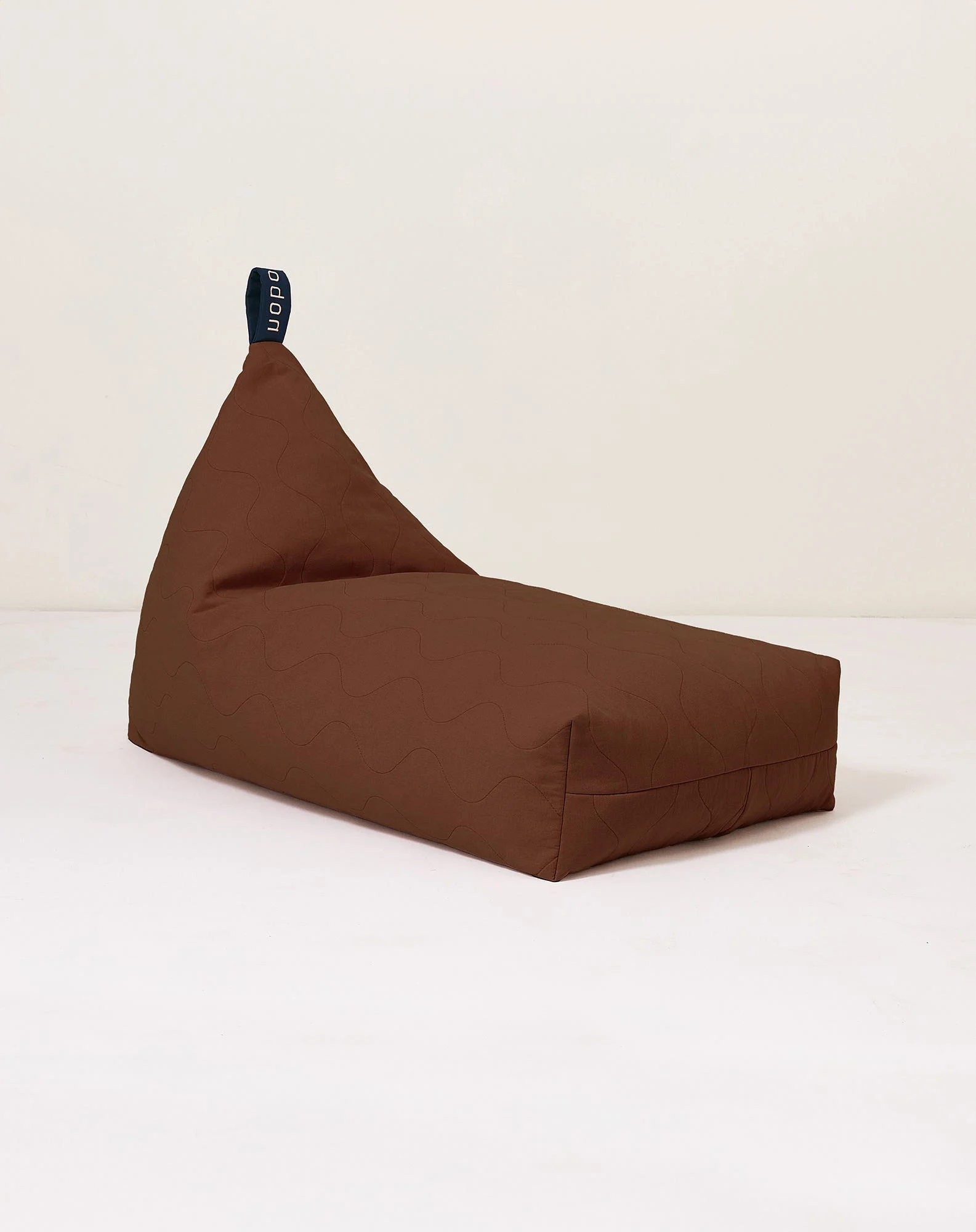 Pouf long matelassé en coton bio lavé - taille enfant - l1n0 | Marron