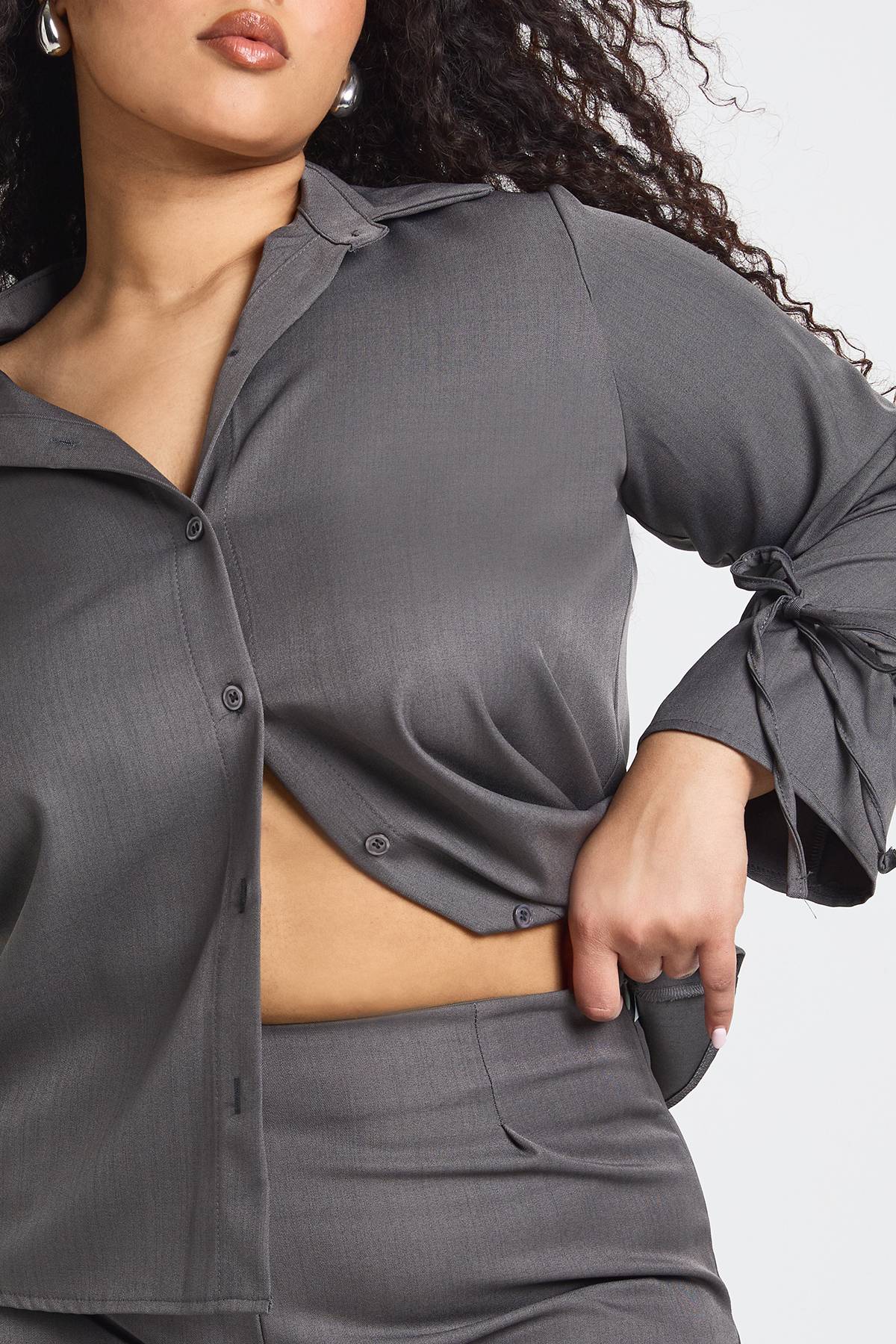 boohoo Ensemble Coordonné Grande Taille Chemise Tissée et Pantalon avec Détail Poignets à Nouer