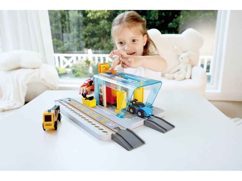 Hape Reparatur- und Waschstation Perfekt für kleine Auto-Fans