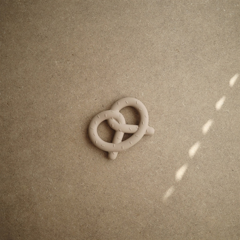 Bidering Pretzel Natural - Mushie → Luksusbaby.dk