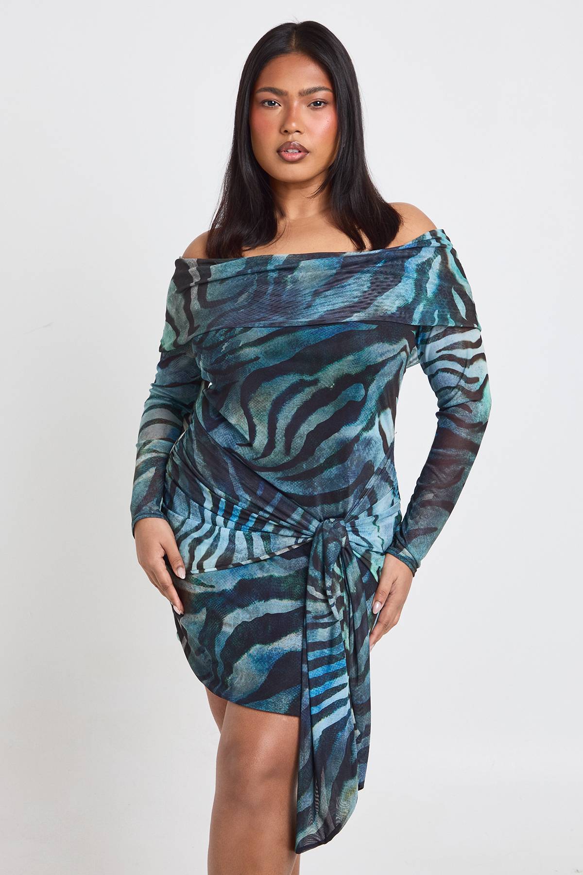 boohoo Robe Mini Grande Taille Imprimé Animalier Mixte Col Bardot Avec Nœud Devant