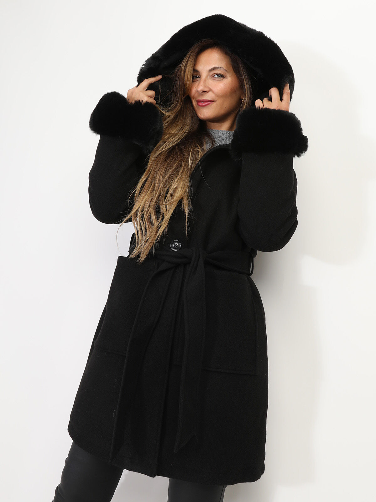 Manteau à capuche et manches fourrées- Noir