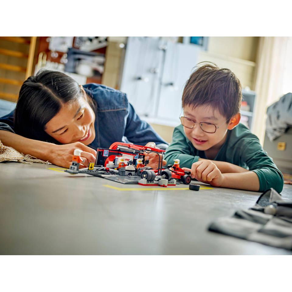 LEGO City F1 pitstop en pitcrew met Ferrari auto 60443