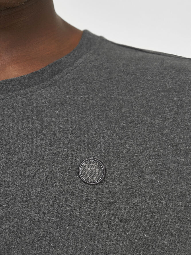 Knowledge Cotton Apparel LOKE badge tee - Regenerative Organic Certified� - GOTS/Vegan Grå
