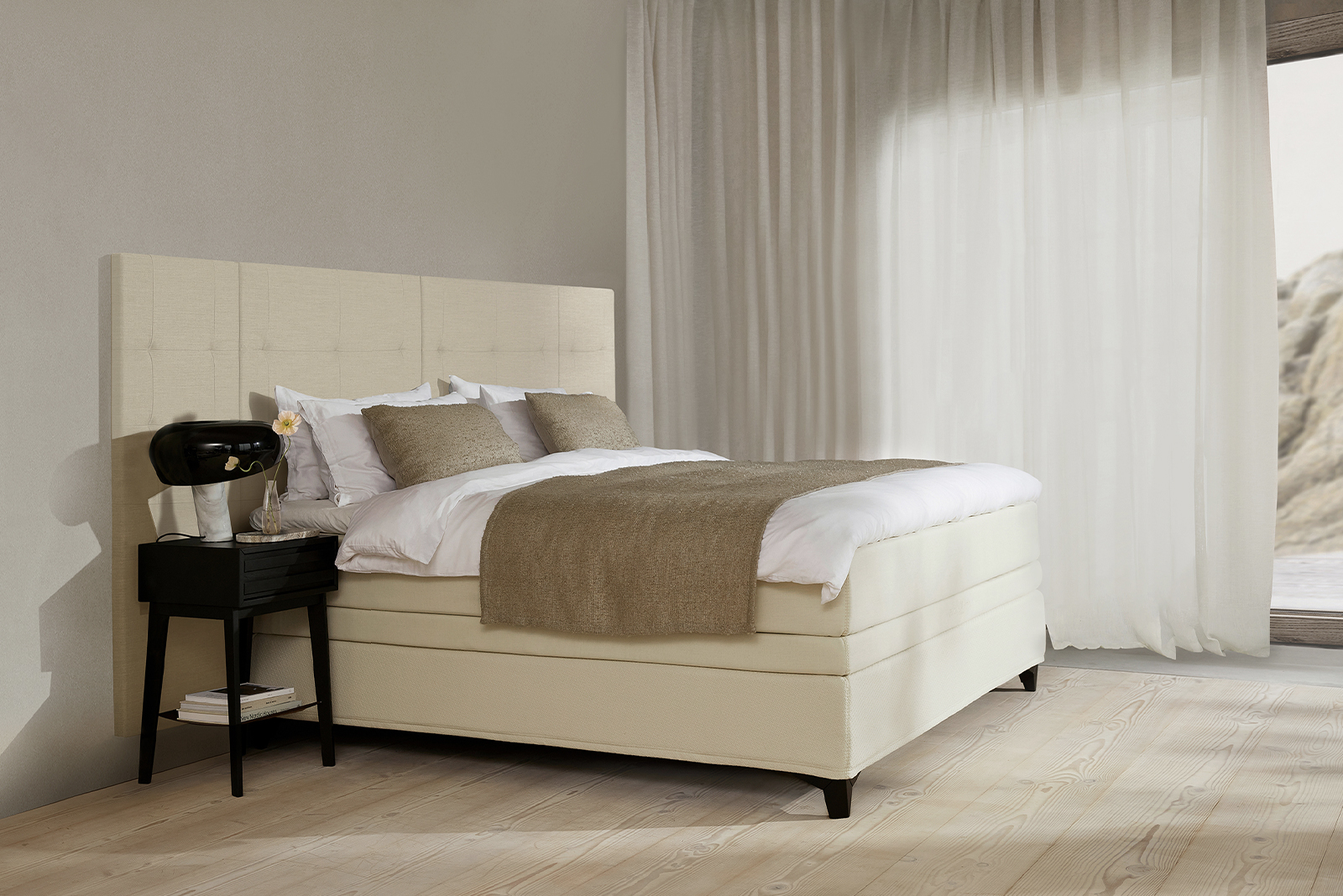 Majestic Crown kontinentalseng 210x210 cm i tekstil 211/221 elfenben med Majestic overmadrass og Exact funksjon. Medium/fast fasthet, seamless utførelse og Eicon ben sort med støtteben. Uten hodegavl