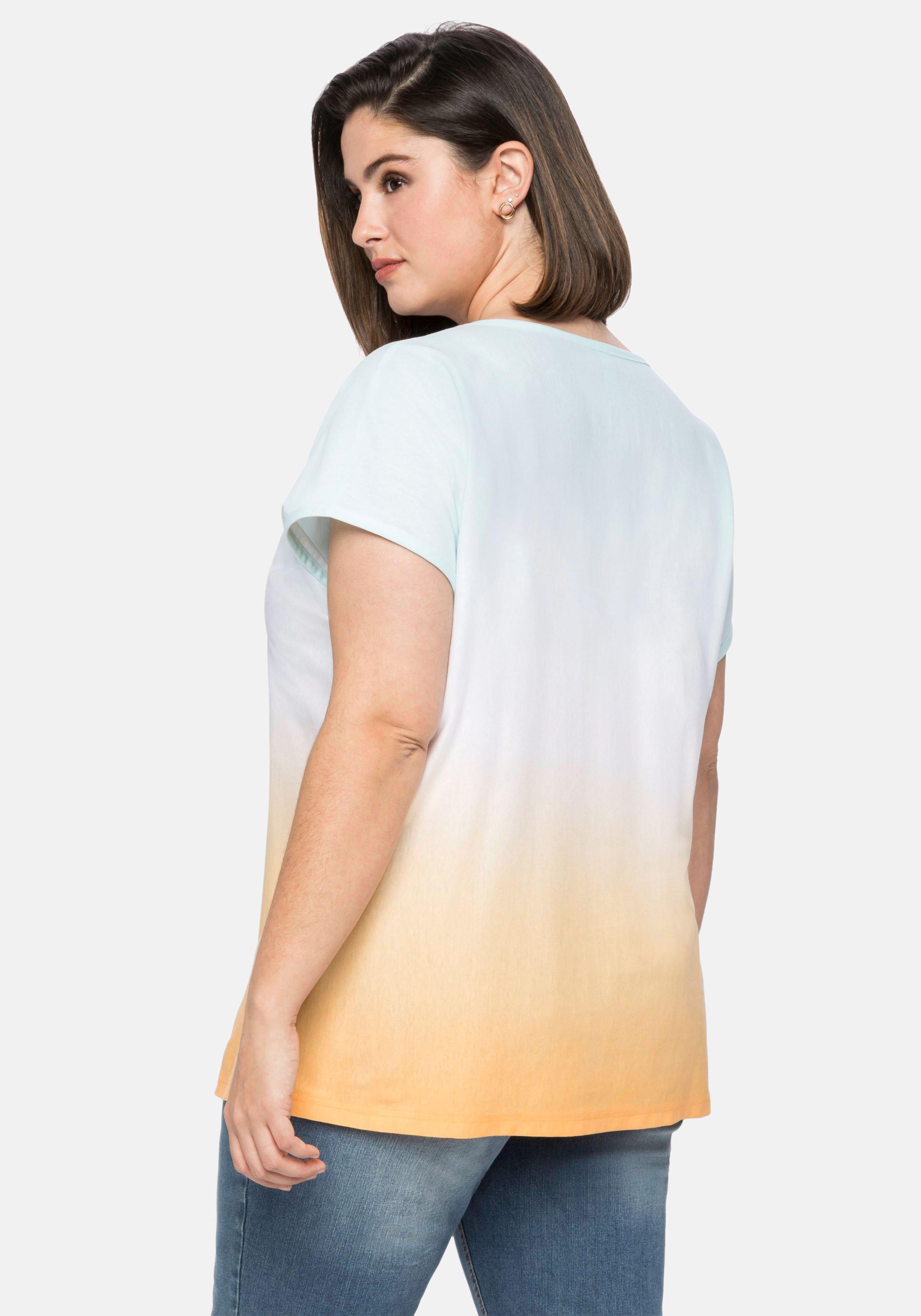 Shirt in Batik-Optik und mit V-Ausschnitt