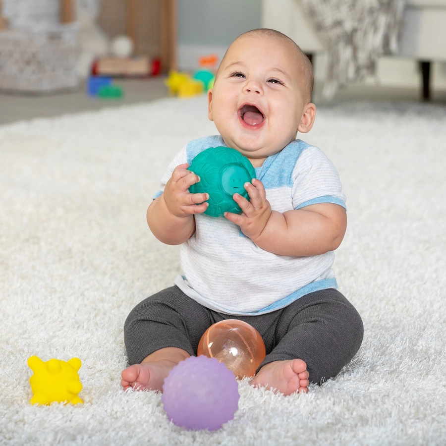 Infantino Sensory 4 Teile Spielbälle-Set mit Musik und Licht