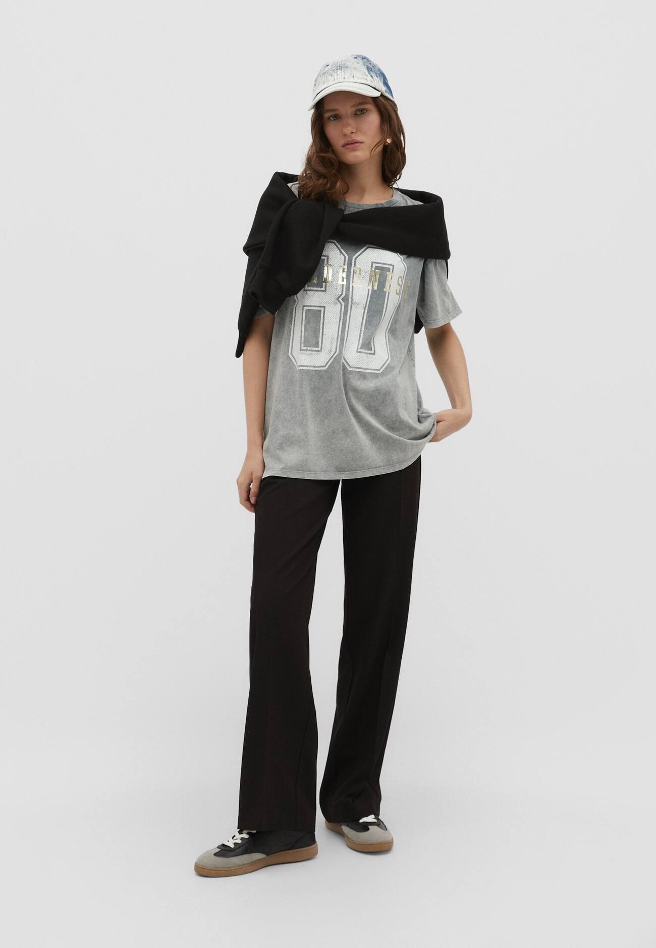 Camiseta oversized com efeito desbotado e estampa numérica.