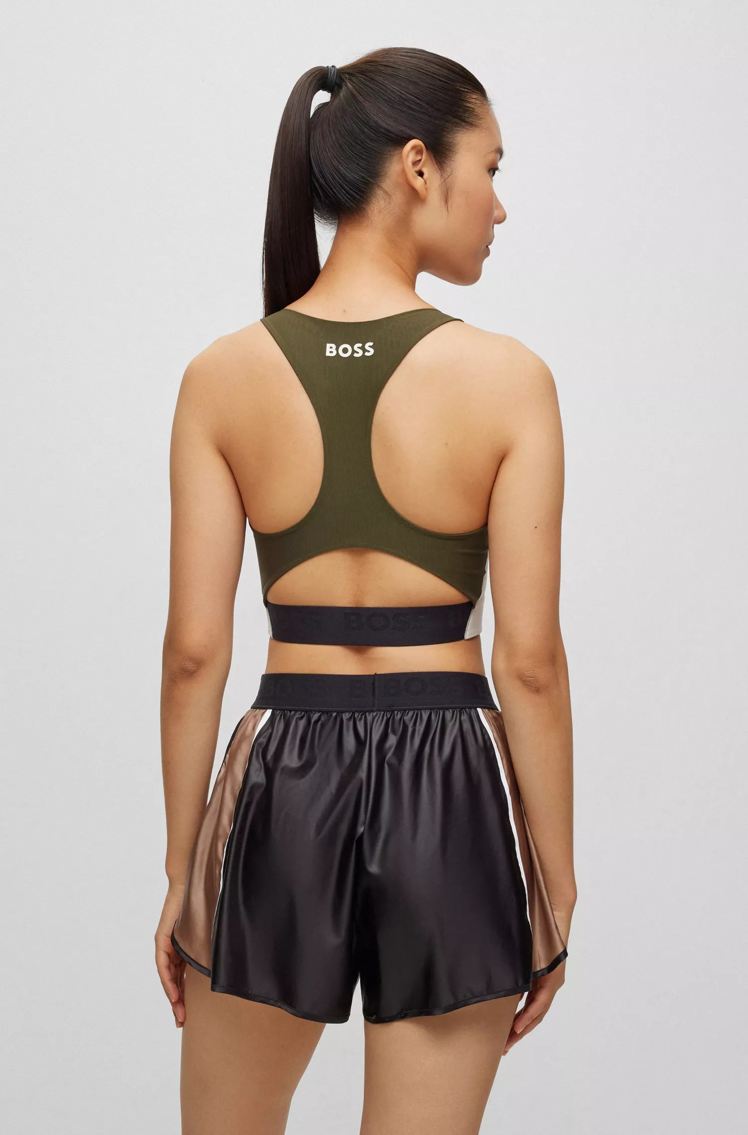 Sutiã esportivo BOSS Black-BOSS x Alica Schmidt com logo e blocos de cores.