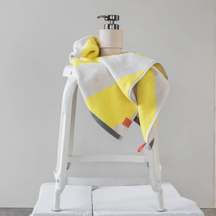 Mette Ditmer - Diagonal Badetuch 70 x 133 cm, gelb