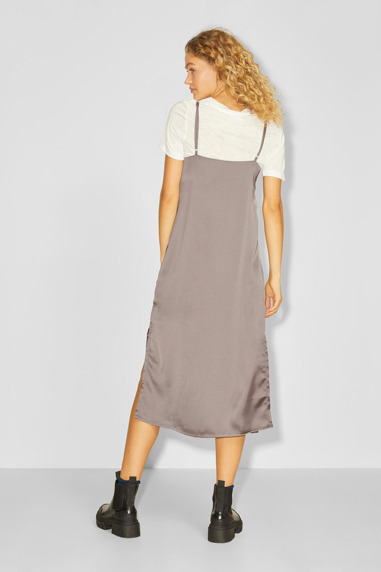 Vestido midi de cetim com alças