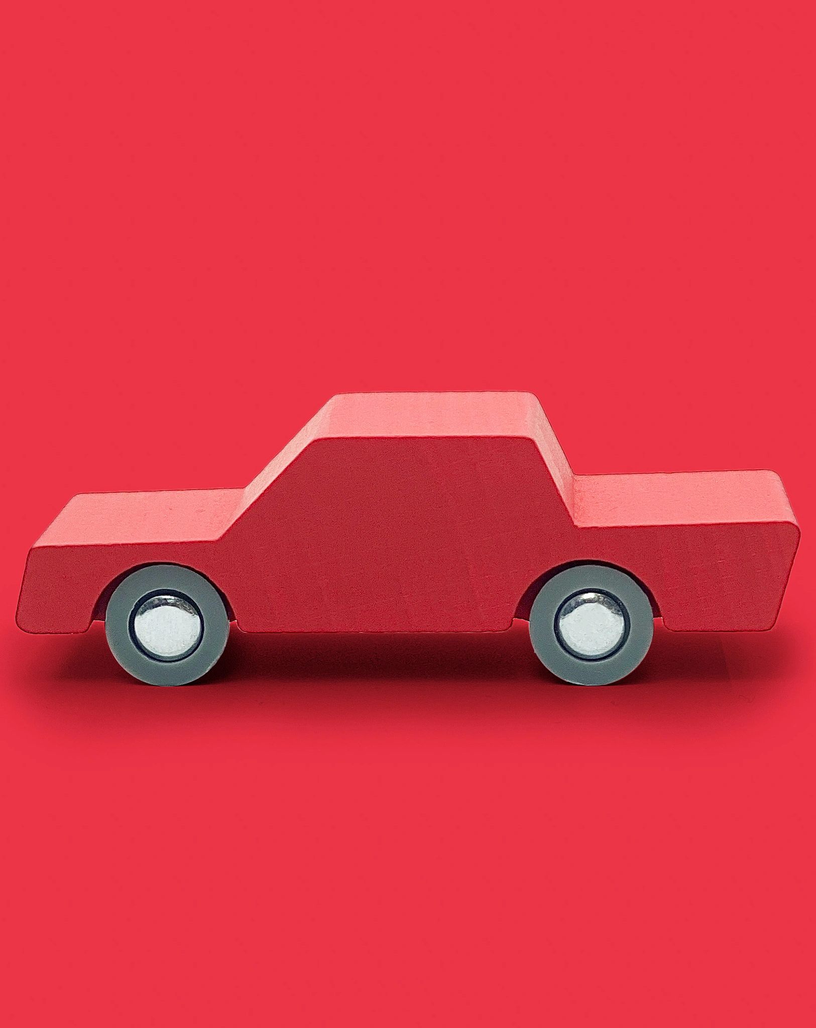 Spielzeugauto RED aus Holz