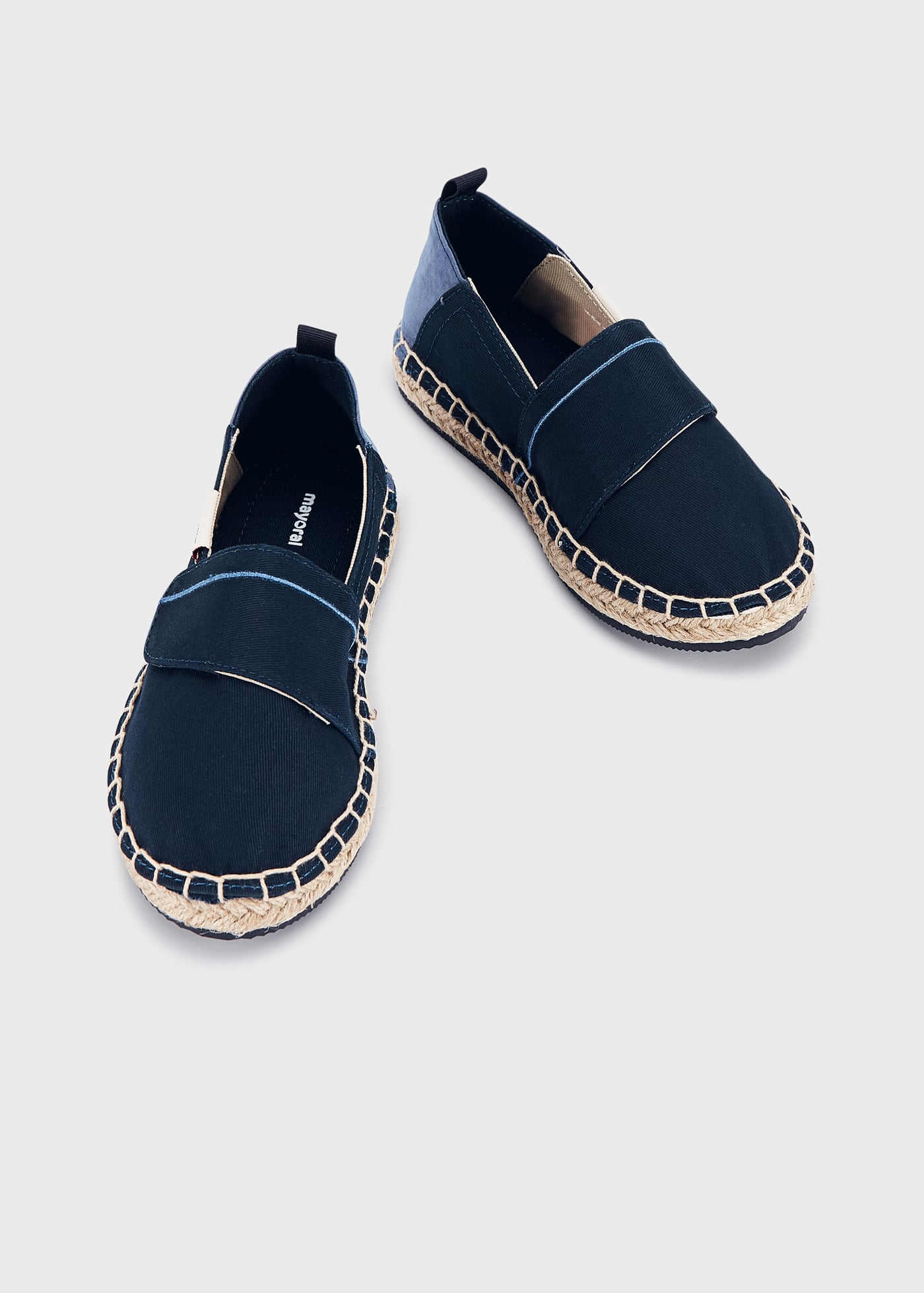 Alpargata infantil com fecho de velcro