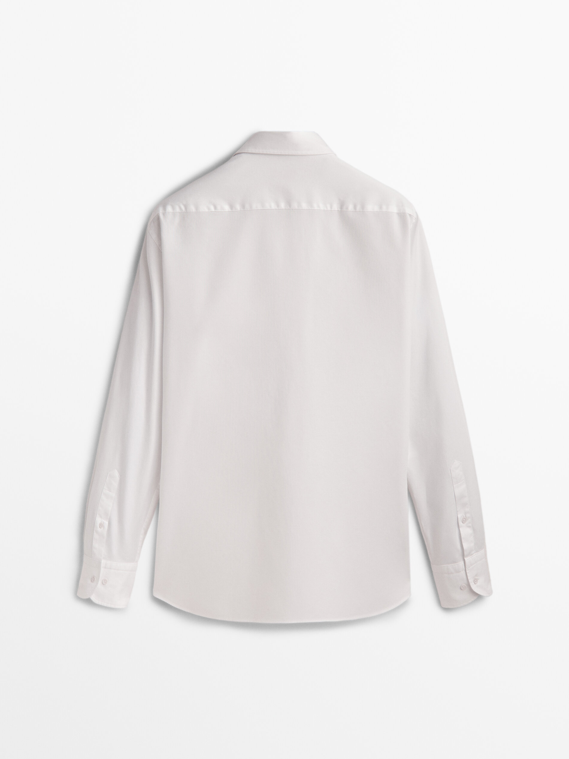 Camisa branca de algodão com microtextura e modelagem regular.