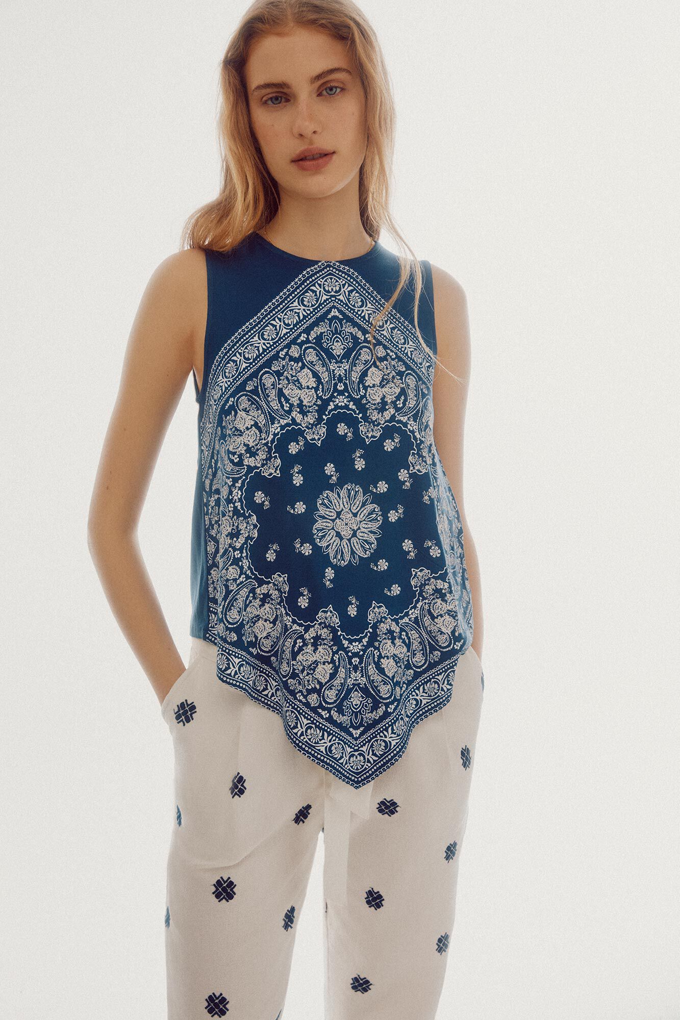 Blusa fluida com estampa - Estampa azul