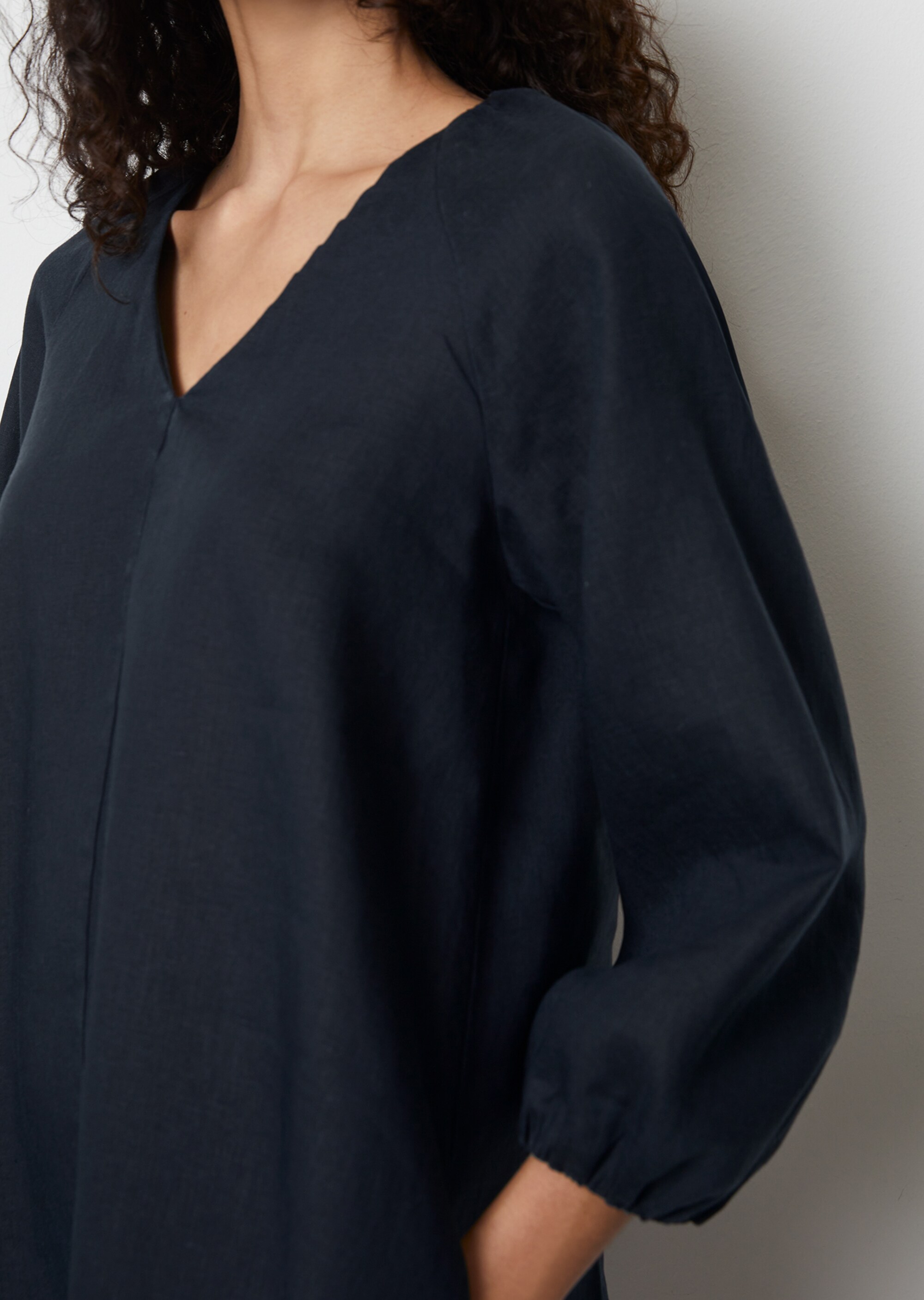 Kurzes Leinen-V-Neck-Kleid in A-Linie geschnitten