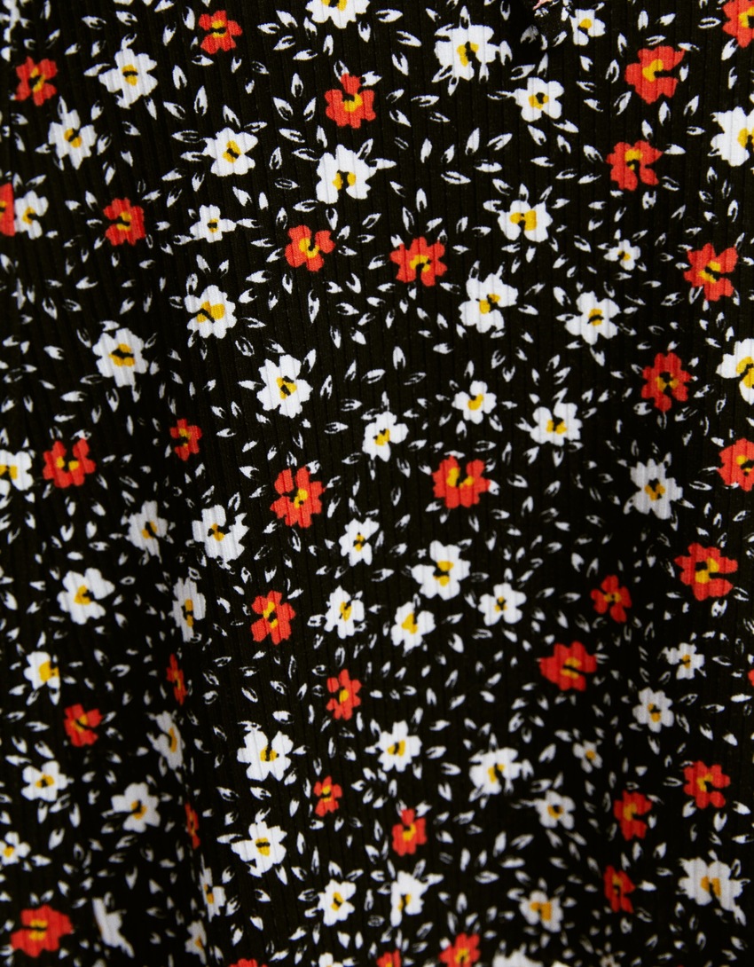 Vestido curto de manga curta com estampa floral