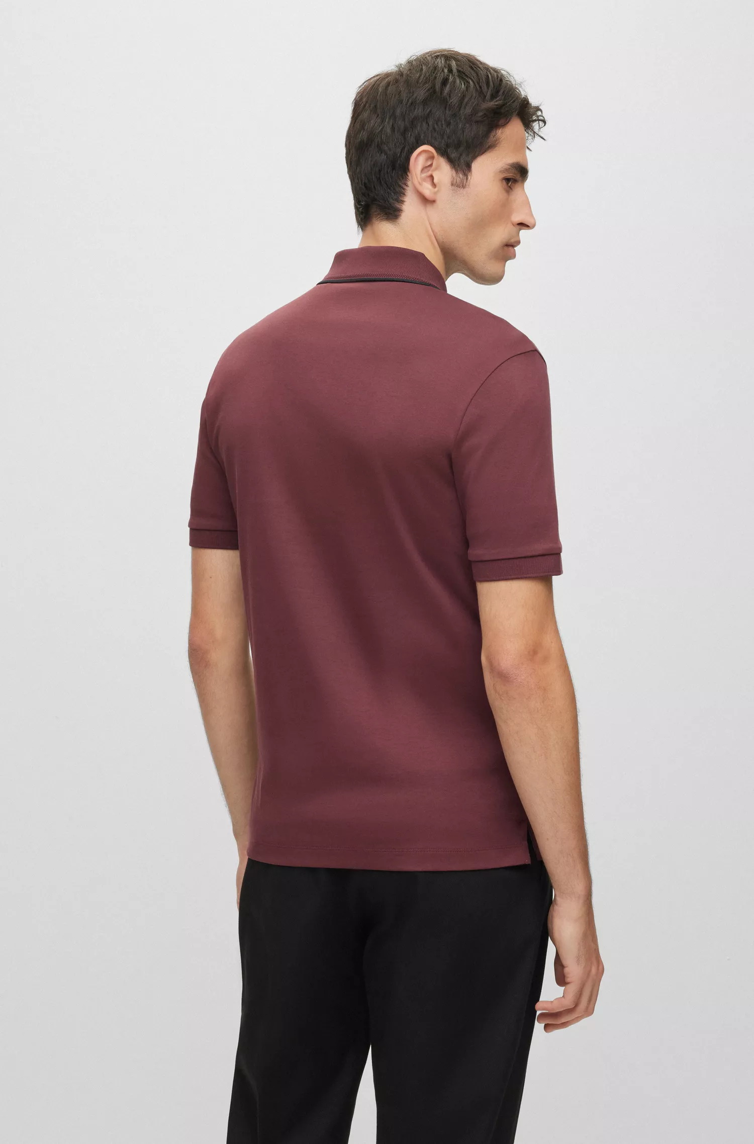Camisa polo BOSS preta com zíper no pescoço e modelagem slim em algodão interlock.