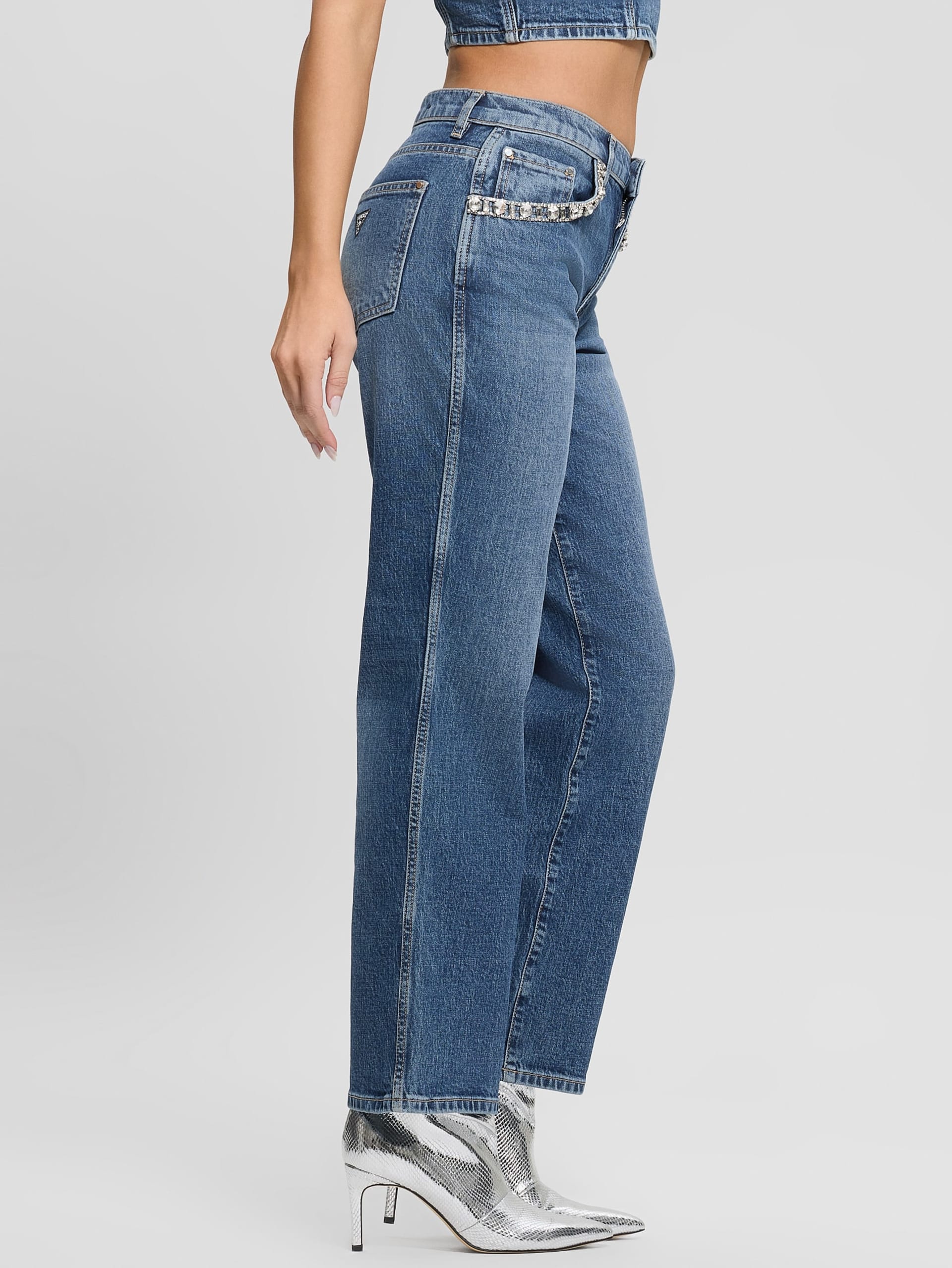 Calça jeans com bolso de strass em formato de margarida