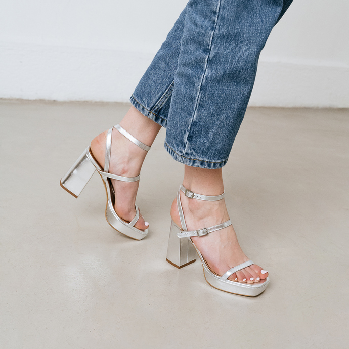 Sandales à brides et plateformes  en cuir métallisé argent