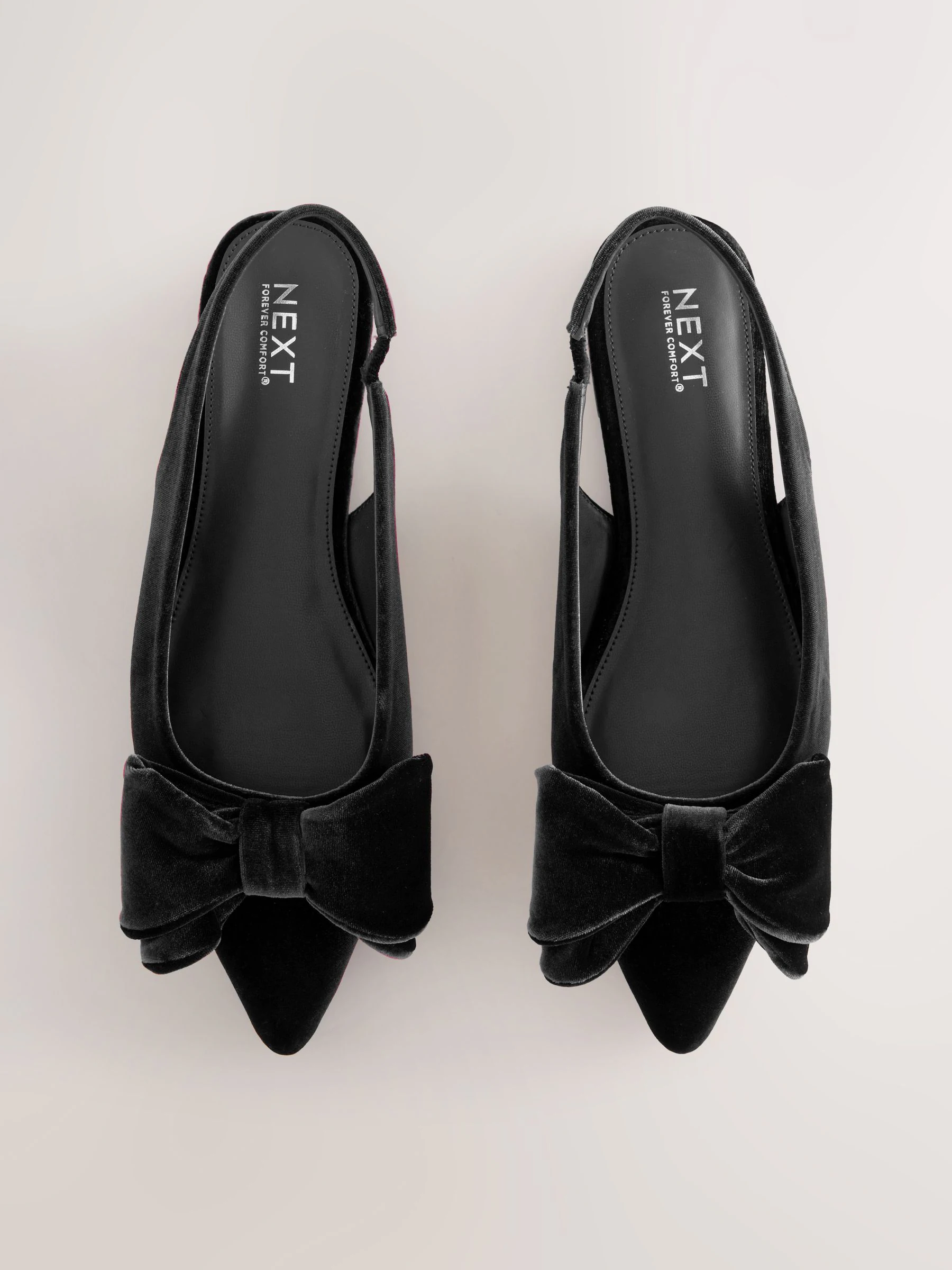 Zwart fluweel - Forever Comfort® ballerina's met strik, spitse neus en hielbandje
