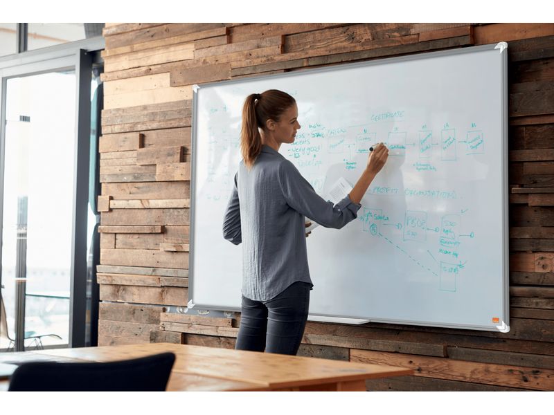 Nobo Premium Plus Whiteboard Stahl 90 x 180 cm, magnethafte Stahl Whiteboard im klassischen Format 90 x 180 cm mit magnetischer Oberfläche und Eckmontage