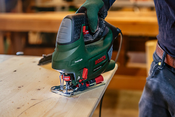 Scie sauteuse Bosch PST900 620W + accessoires
