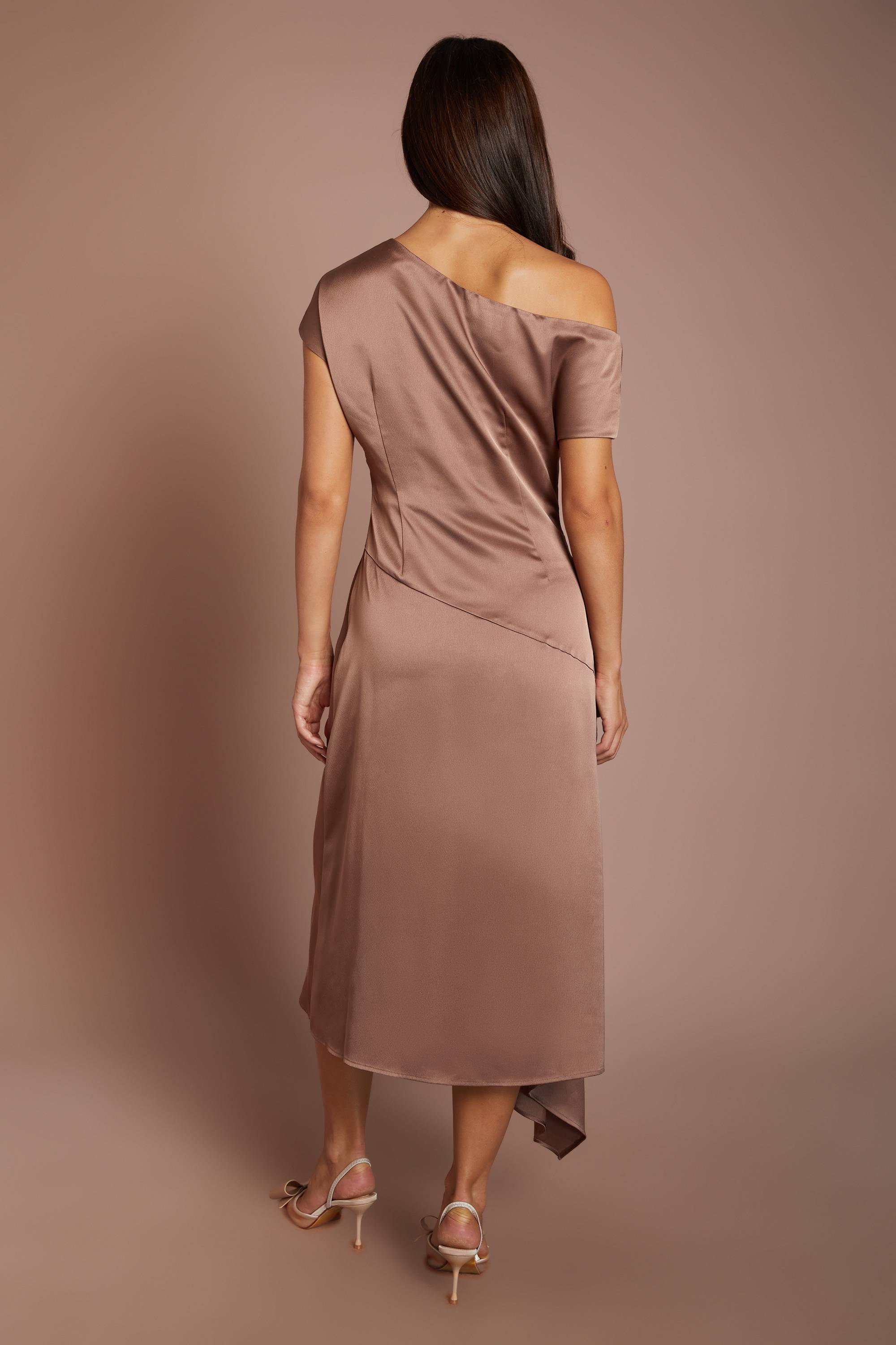 Coast Robe Mi-longue En Satin À Épaules Dénudées Et Ourlet Asymétrique