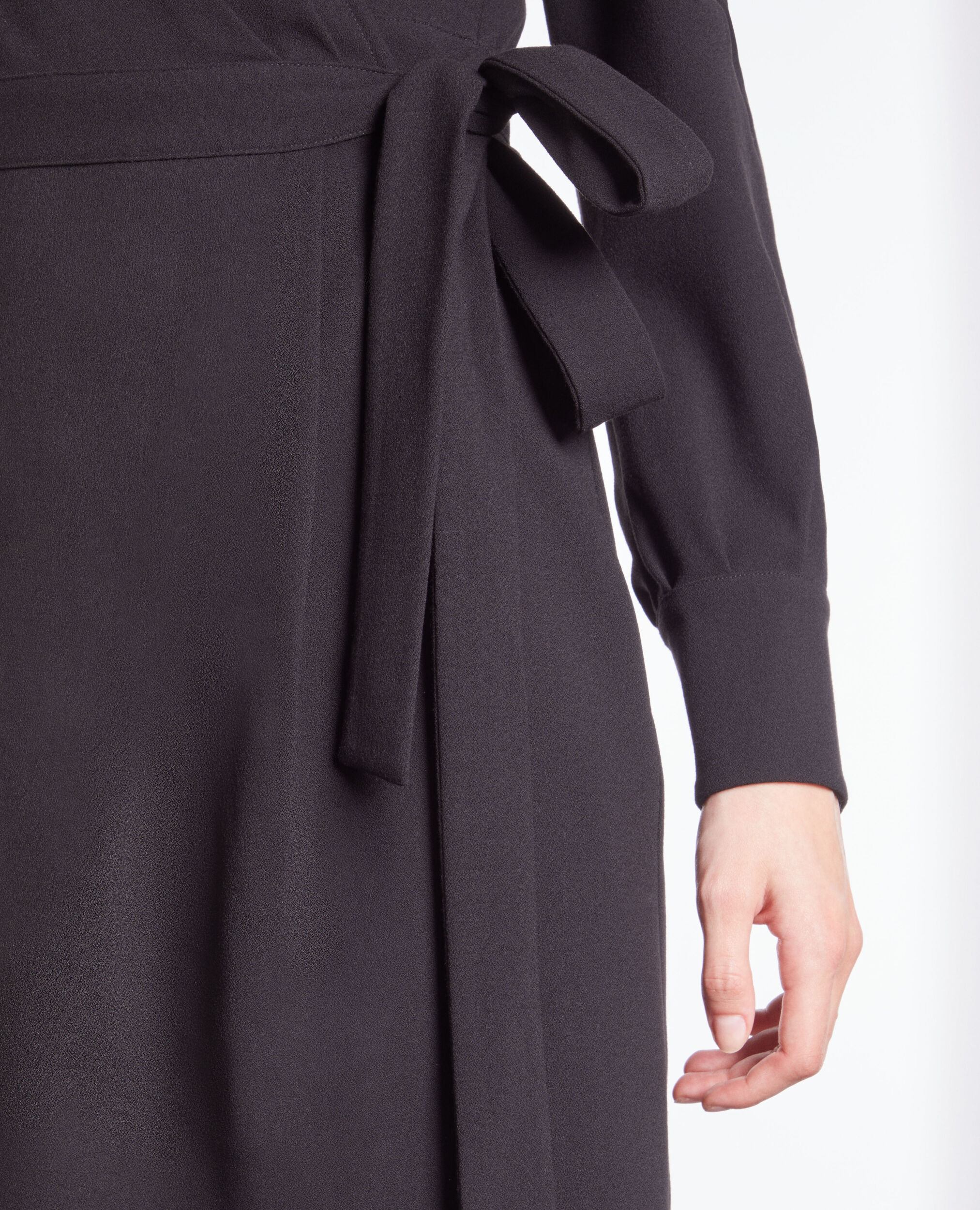 Robe portefeuille courte noire en crêpe
