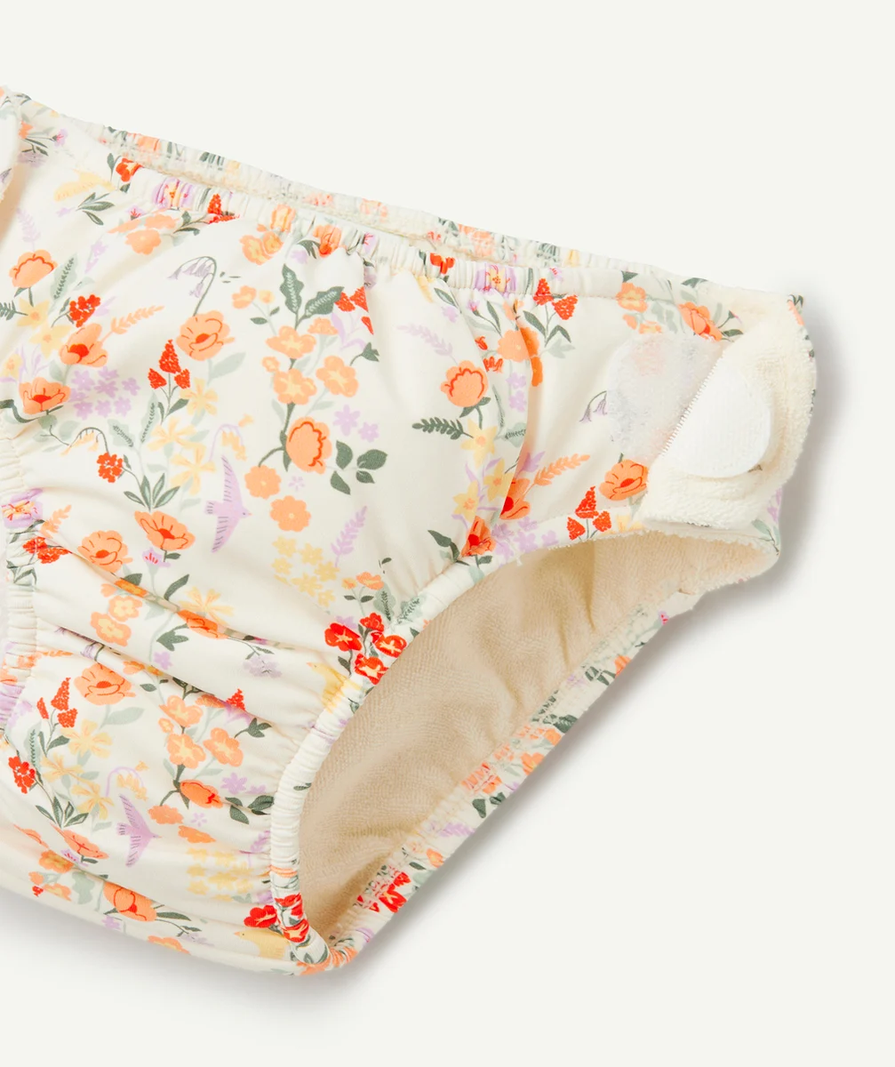 couche de bain bébé fille en fibres recyclées écrue et imprimée fleurie
