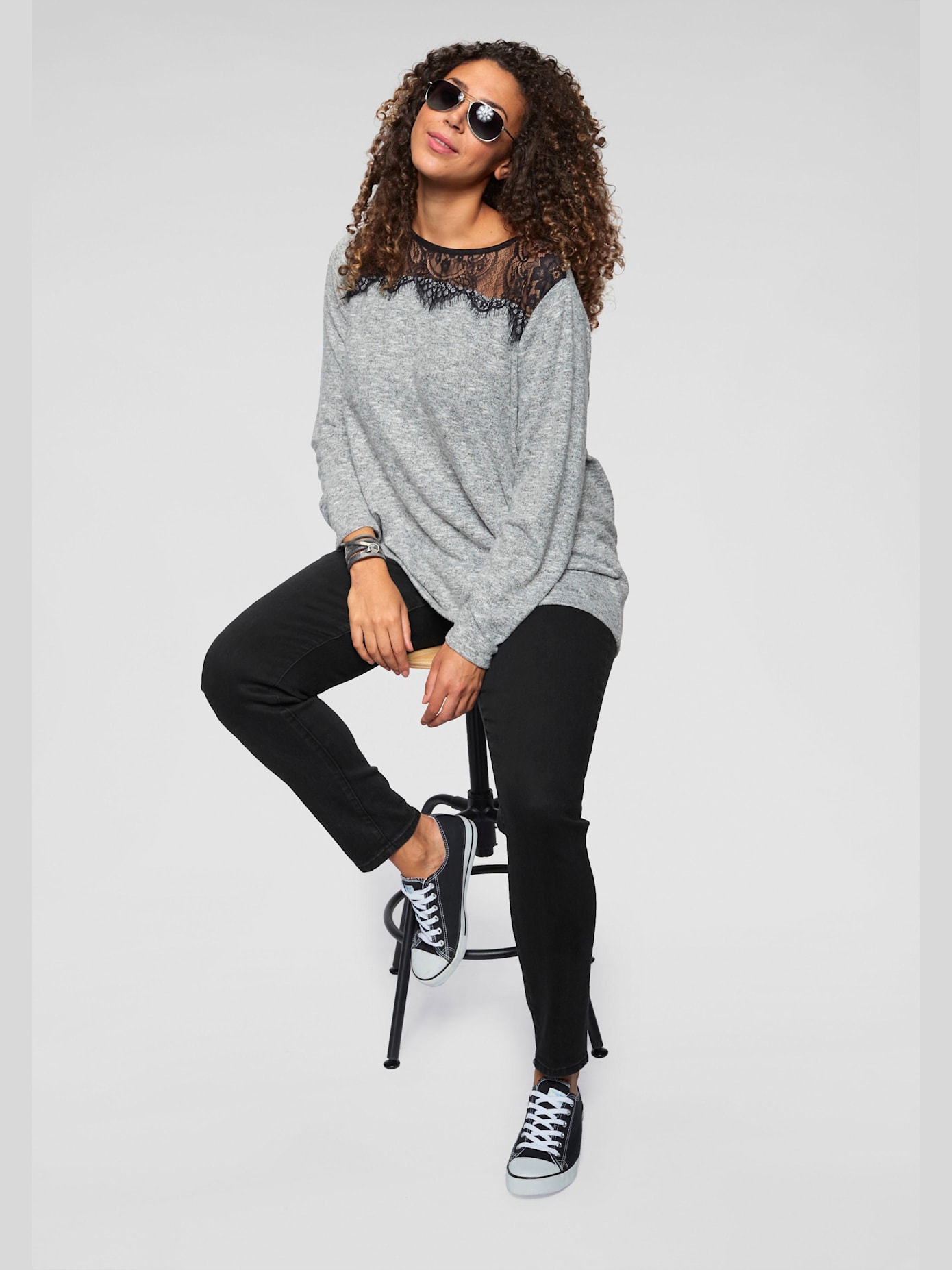 Baskets sneakers basiques parfaites avec un jean